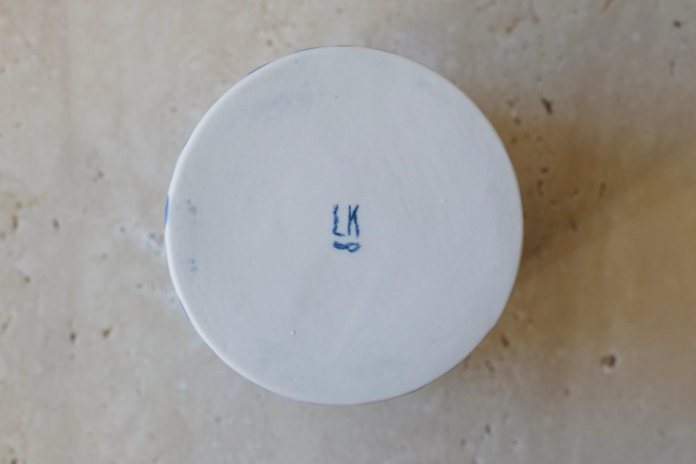 XXIe siècle et contemporain Grande tasse en porcelaine à pois bleus de Lana Kova  en vente