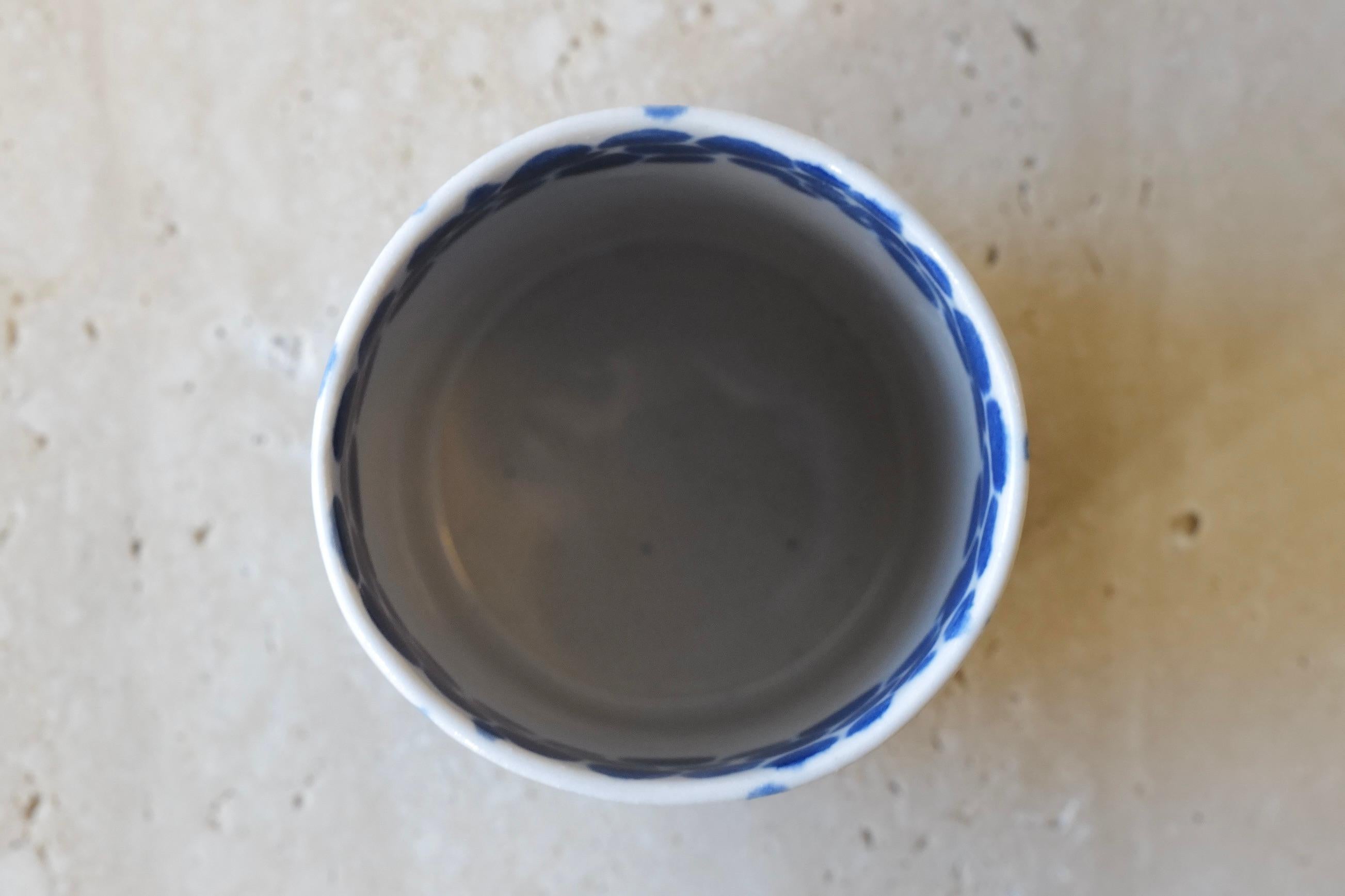 XXIe siècle et contemporain Grande tasse en porcelaine à pois bleus de Lana Kova  en vente