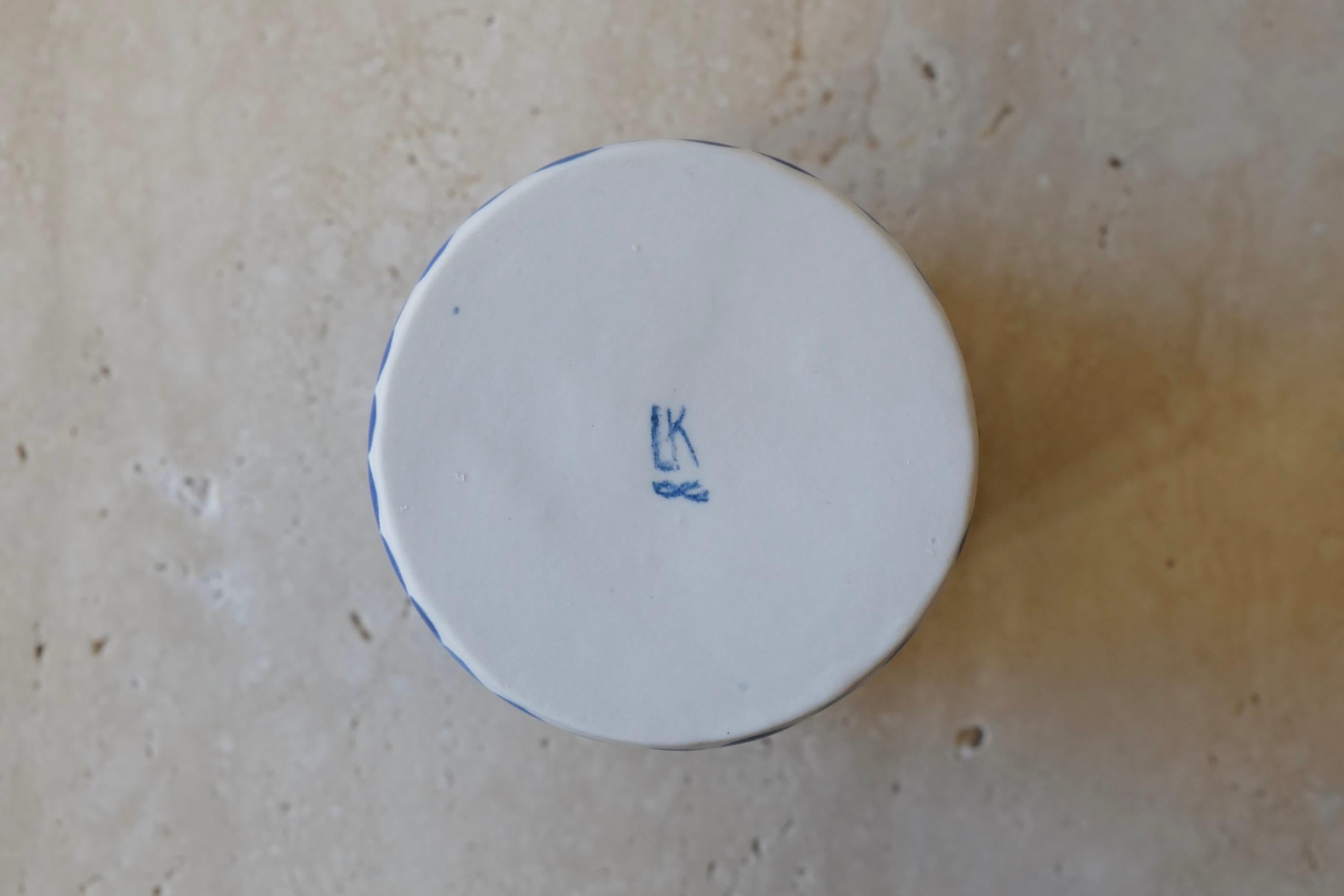 Céramique Grande tasse en porcelaine à pois bleus de Lana Kova  en vente
