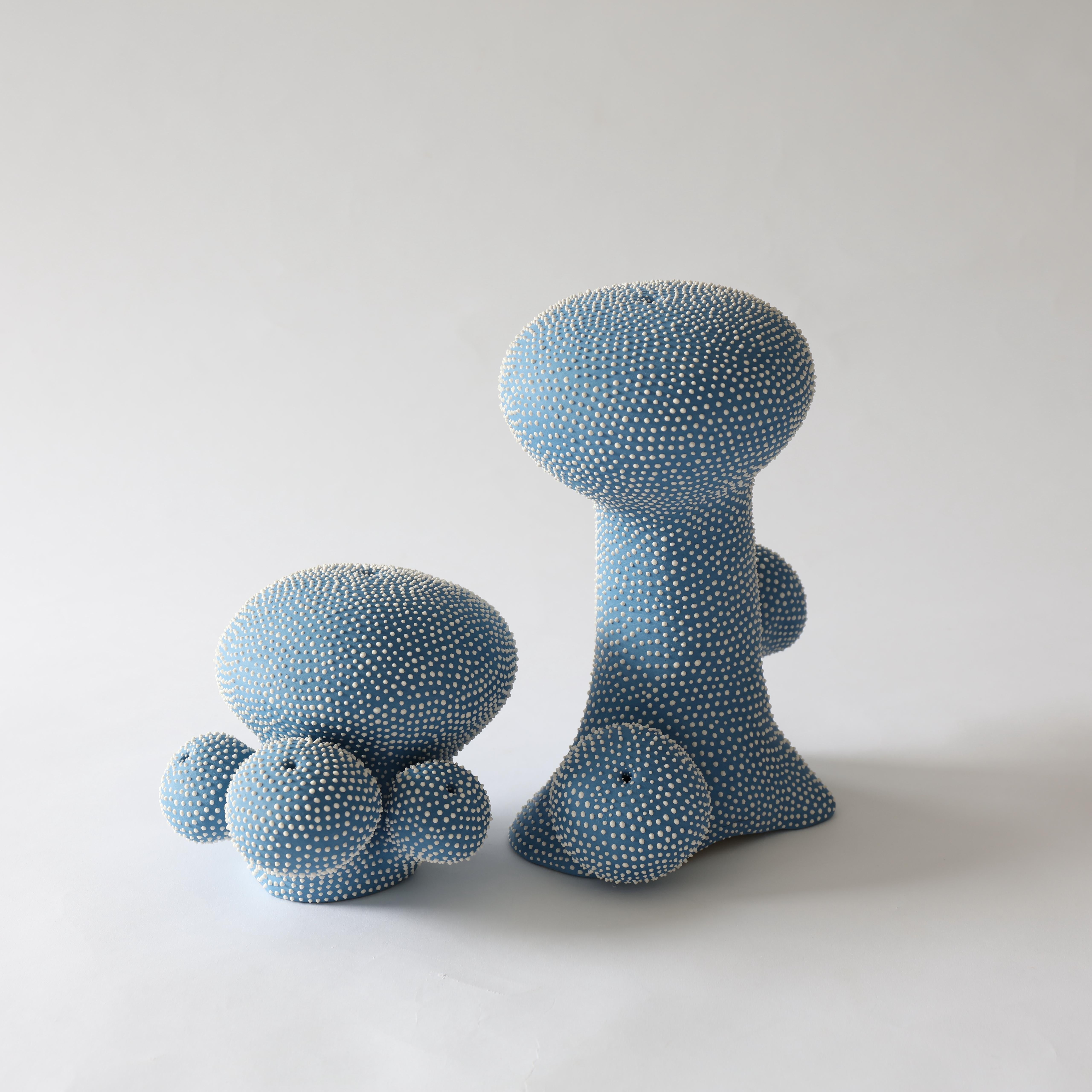 Escultura abstracta de puntos azules, Lone Skov Madsen Cerámico en venta