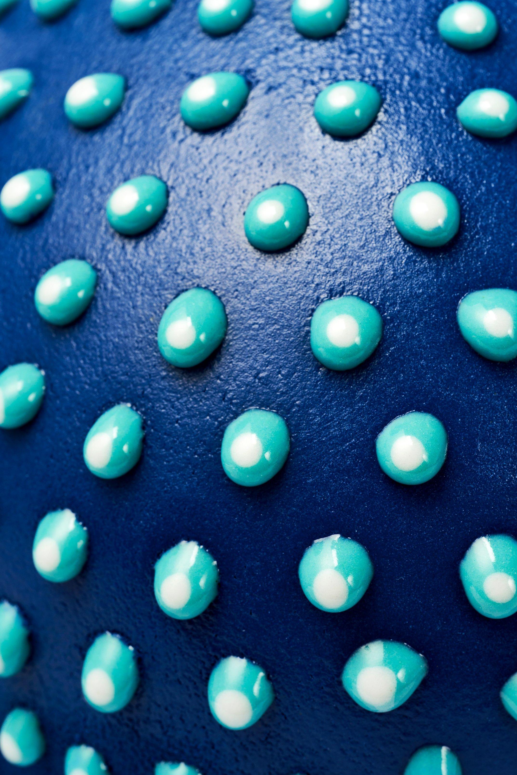 Escultura de conejo de puntos azules, Ahryun Lee en Nuevo estado para la venta en New York, NY