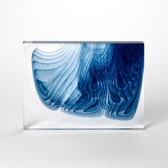 Blue Drift II, une sculpture abstraite en verre coulé bleu et transparent d'Helen Restorick