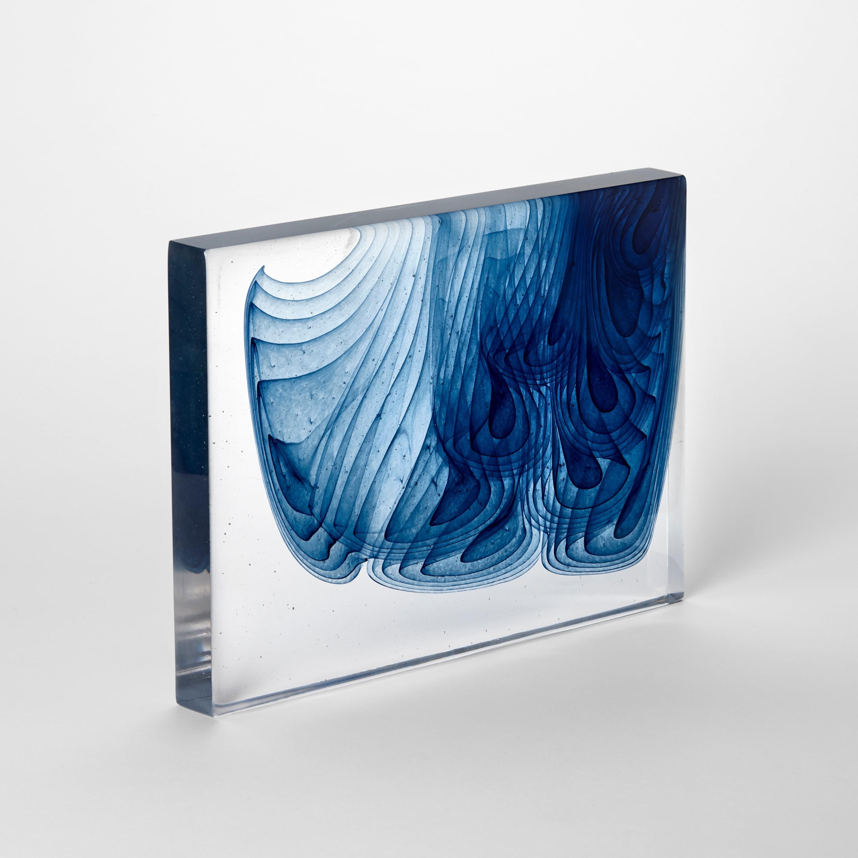 Organico moderno Blue Drift II, an abstract blue & clear cast glass sculpture by Helen Restorick in vendita