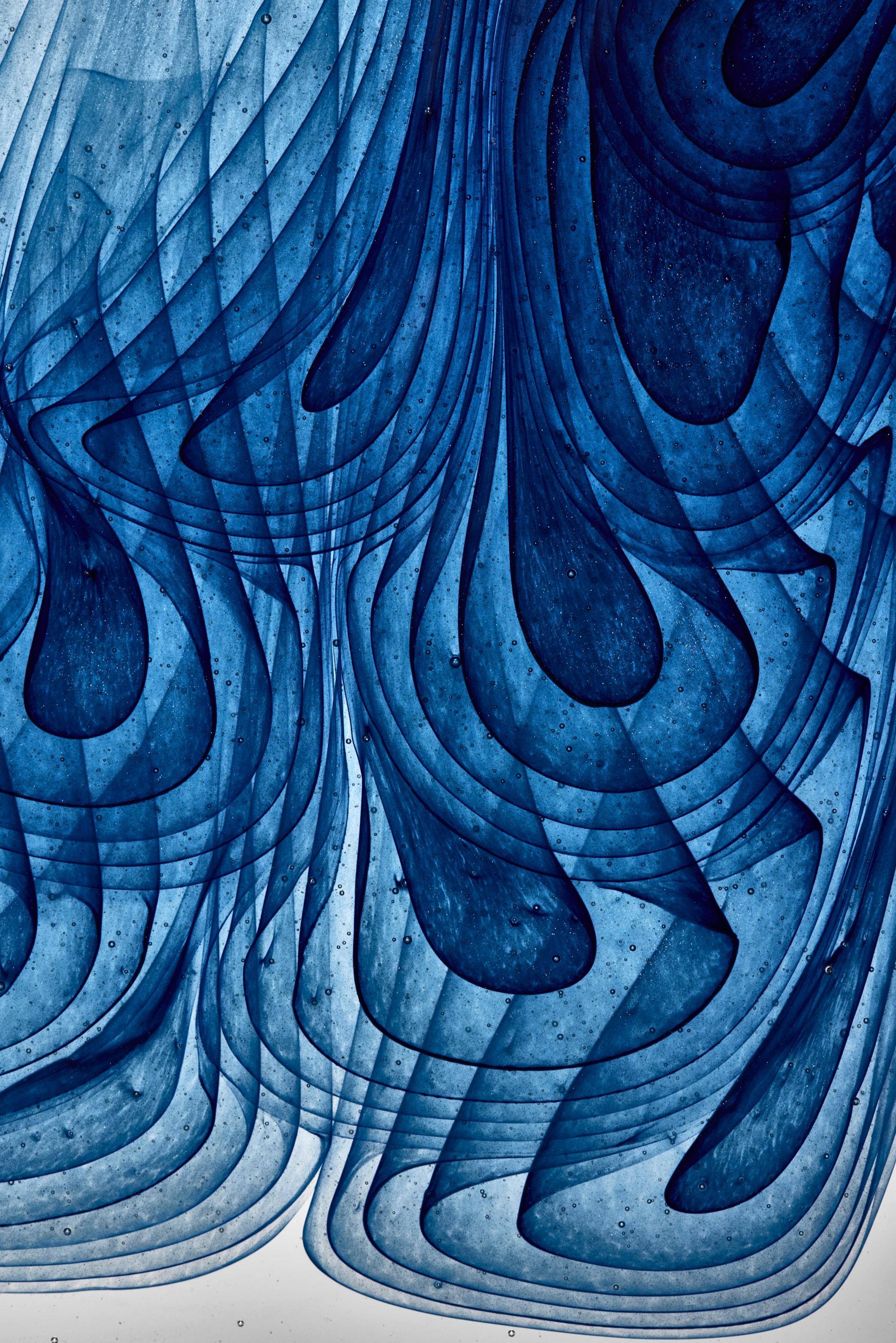 Britannico Blue Drift II, an abstract blue & clear cast glass sculpture by Helen Restorick in vendita