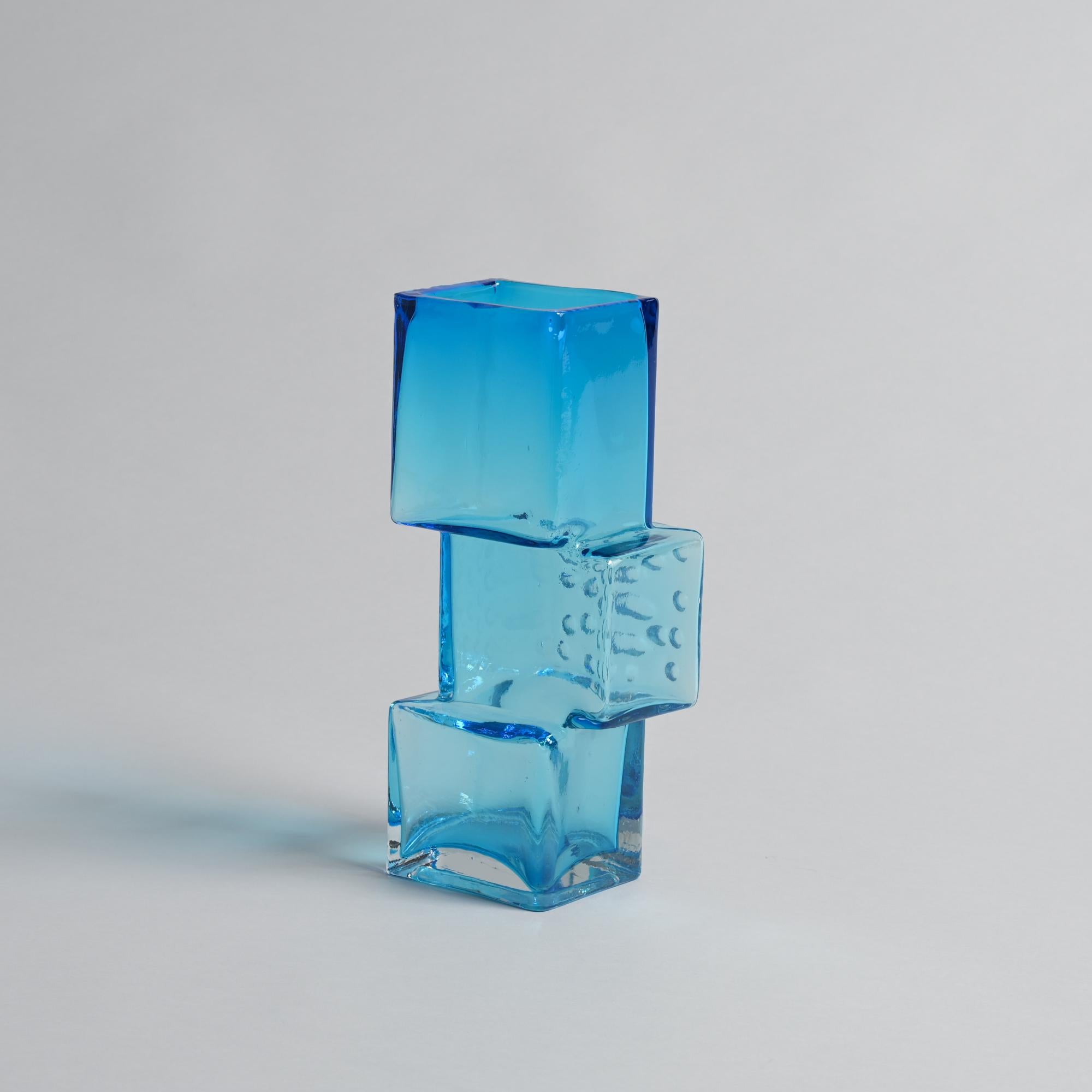 Metà XX secolo Blue Drunken Bricklayer Vase by Geoffrey Baxter for Whitefriars Glass in vendita