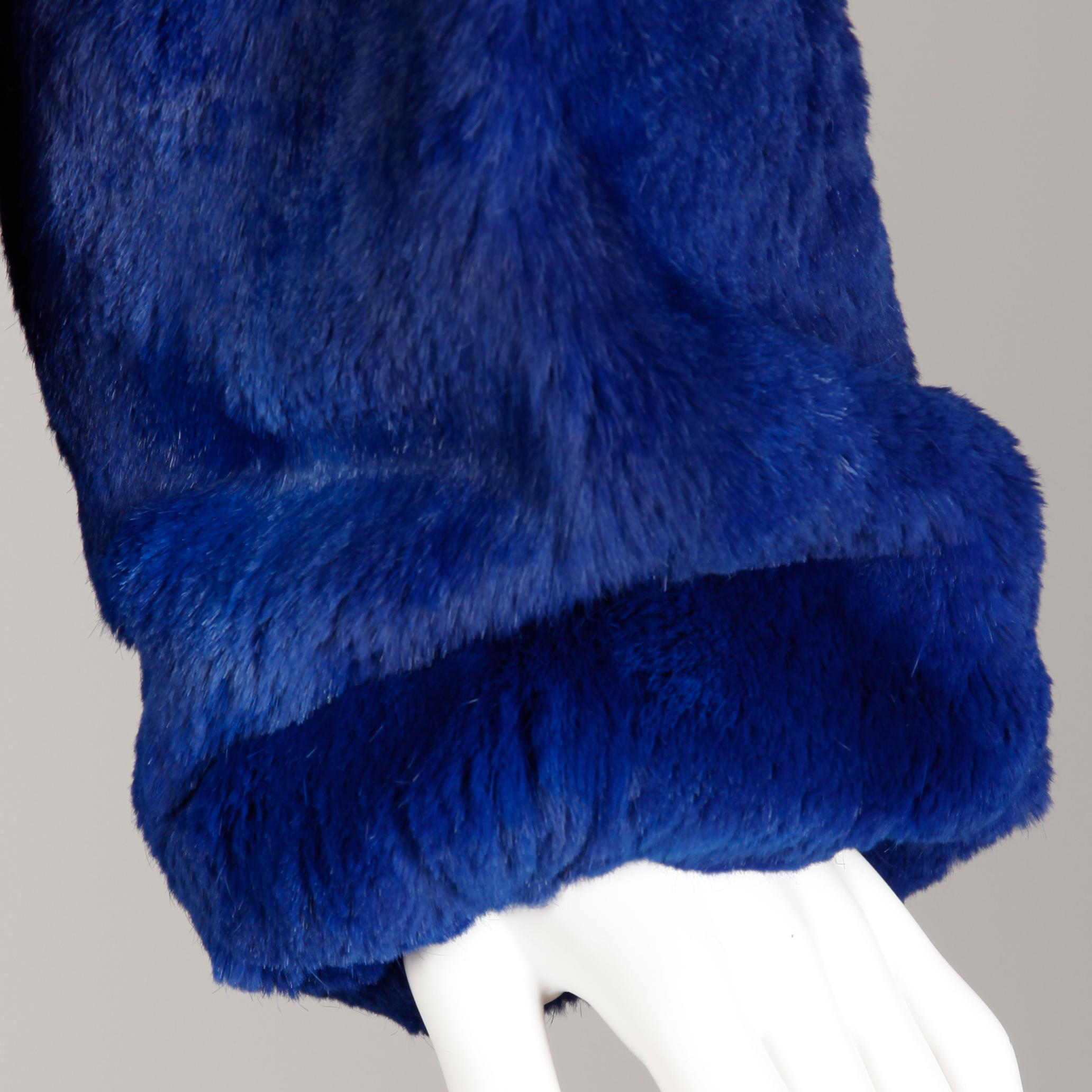Blau gefärbtes mongolisches Lamm + geschorenes Kaninchenfell Jacke Damen im Angebot