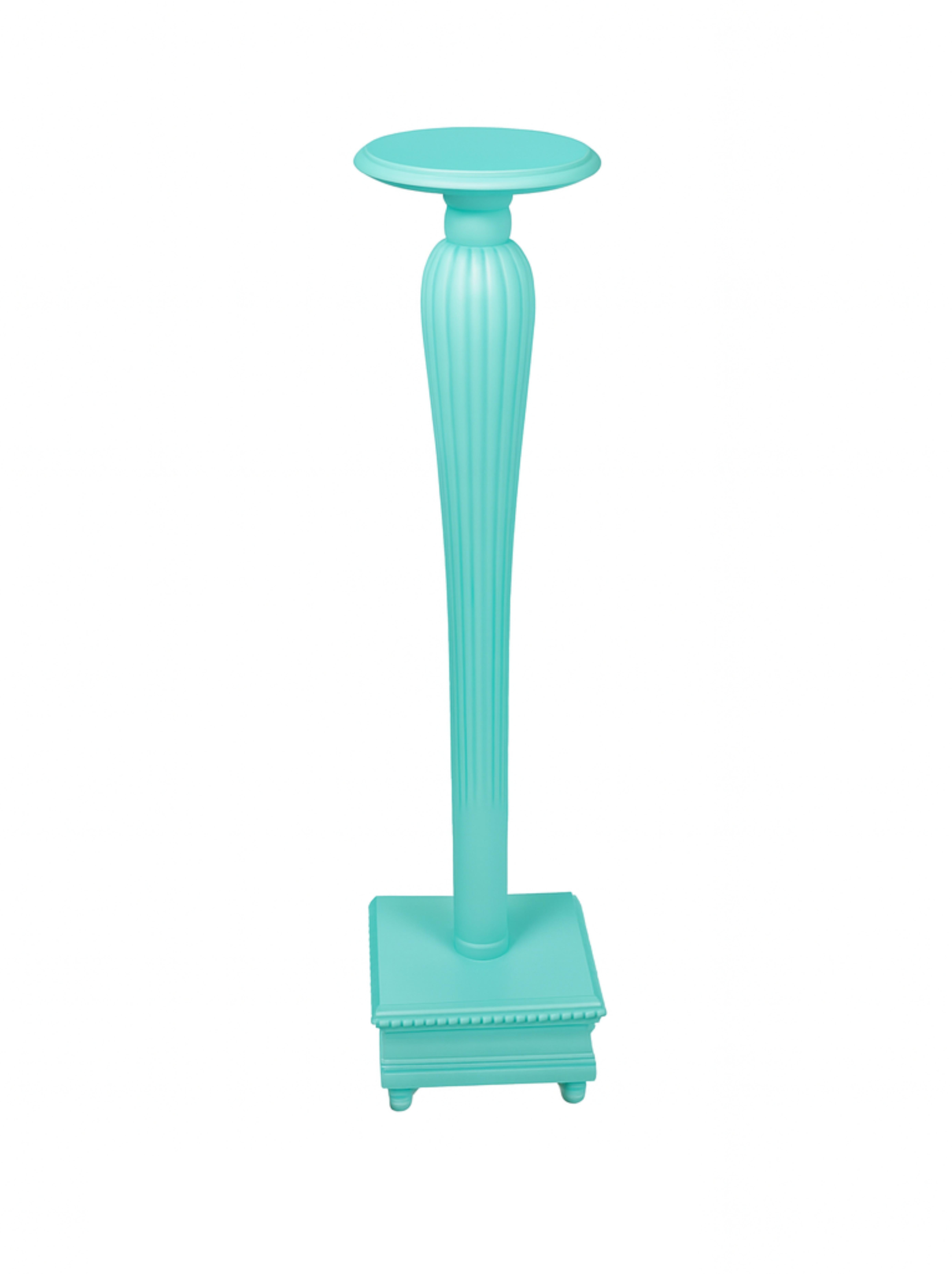 Questa squisita colonna in legno intagliato a mano, ornata da un uovo blu rifinito (colore di riferimento #96ded1), emana un'eleganza e una grandezza senza tempo. 
Alta ben 43,9 pollici (111,5 cm), la colonna presenta una Silhouette raffinata con un