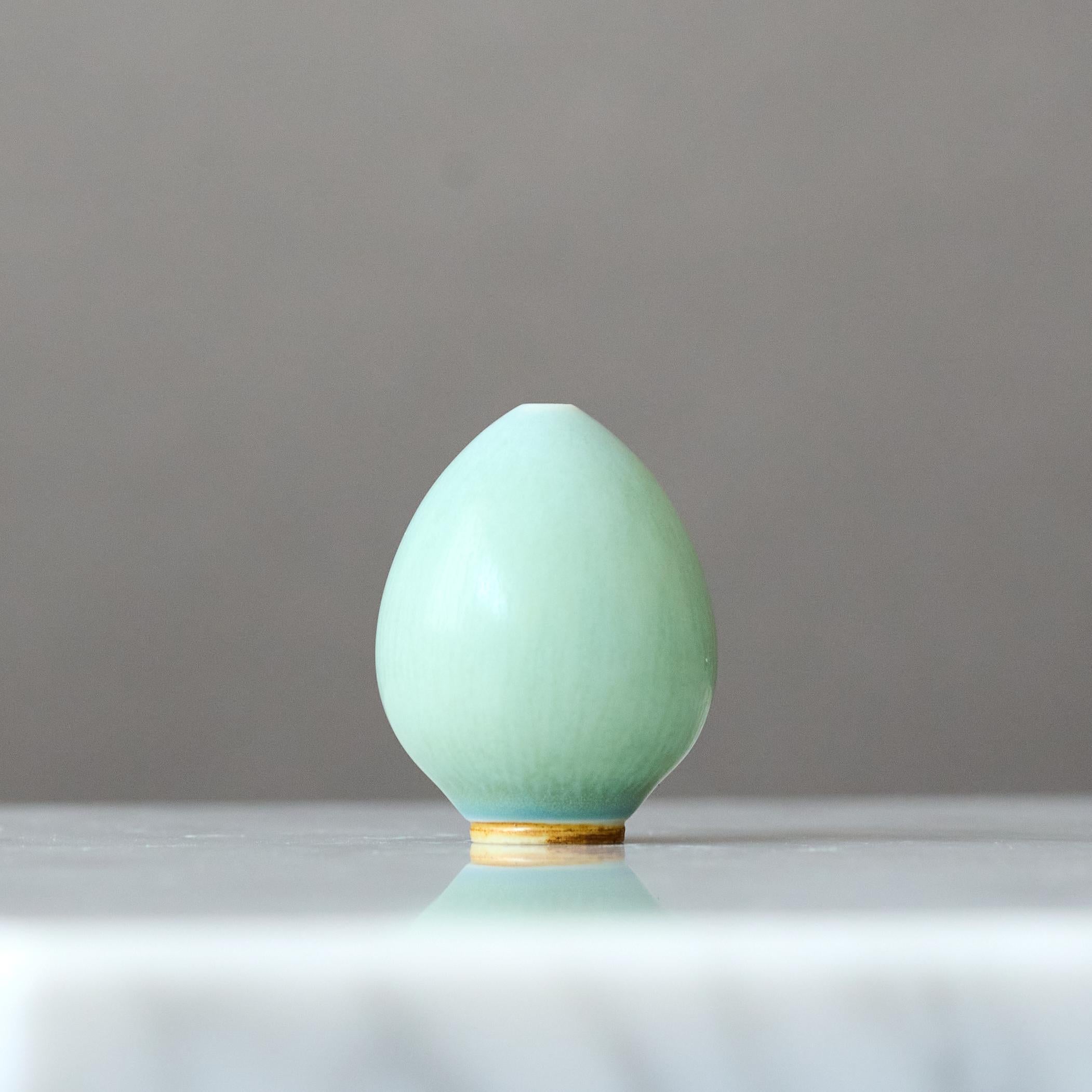 Blue Eggshaped Stoneware Vase Berndt Friberg. Gustavsberg Studio, Sweden 1960s In Good Condition For Sale In Malmö, SE