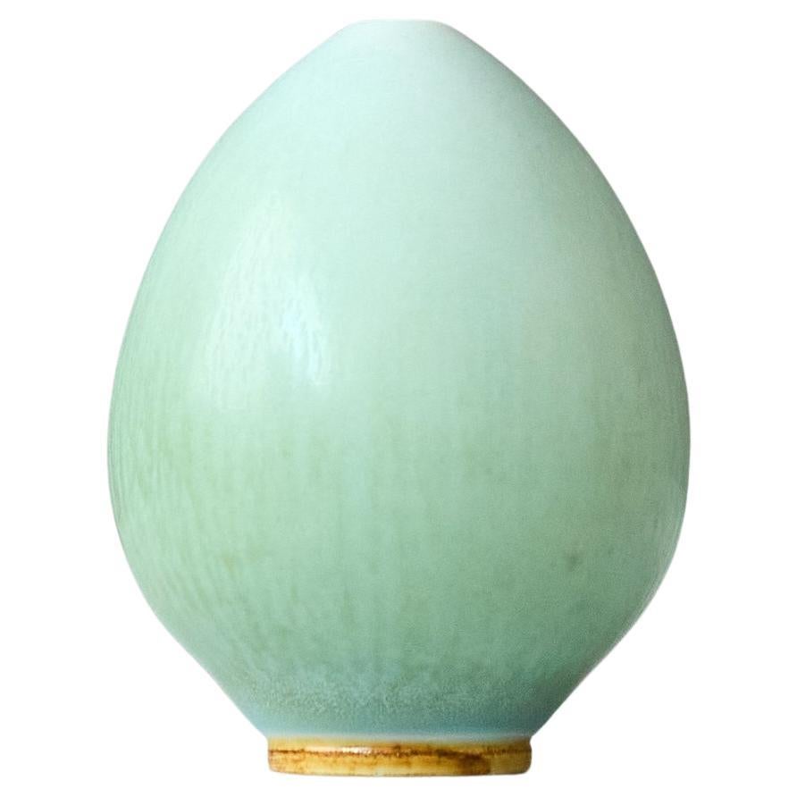 Vase en grès bleu en forme d'œuf Berndt Friberg. Gustavsberg Studio, Suède, années 1960