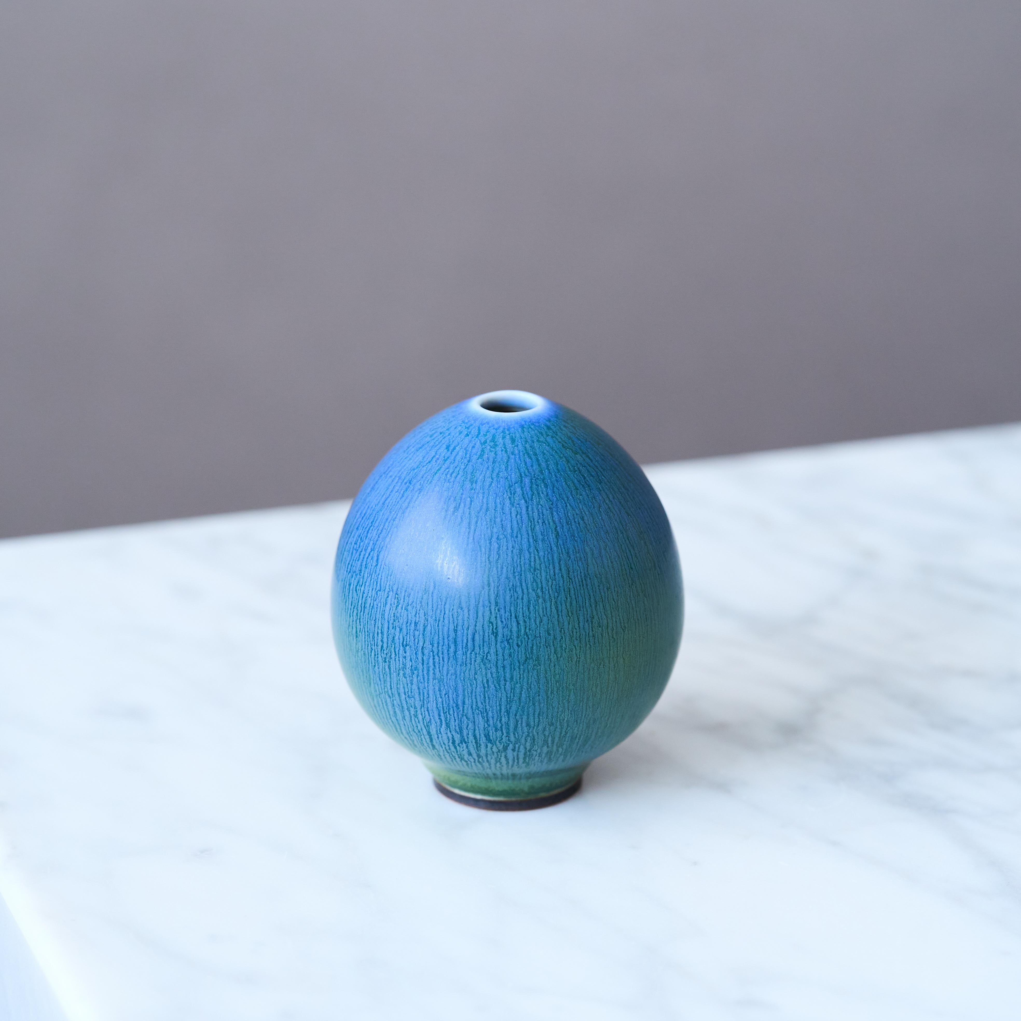 Un bellissimo vaso in gres a forma di uovo con un'incredibile smaltatura blu a pelo di lepre.
Realizzato dal maestro lanciatore Berndt Friberg, nello studio dell'artista a Gustavsberg, Svezia, 1964.

Ottime condizioni. 
Firma incisa 