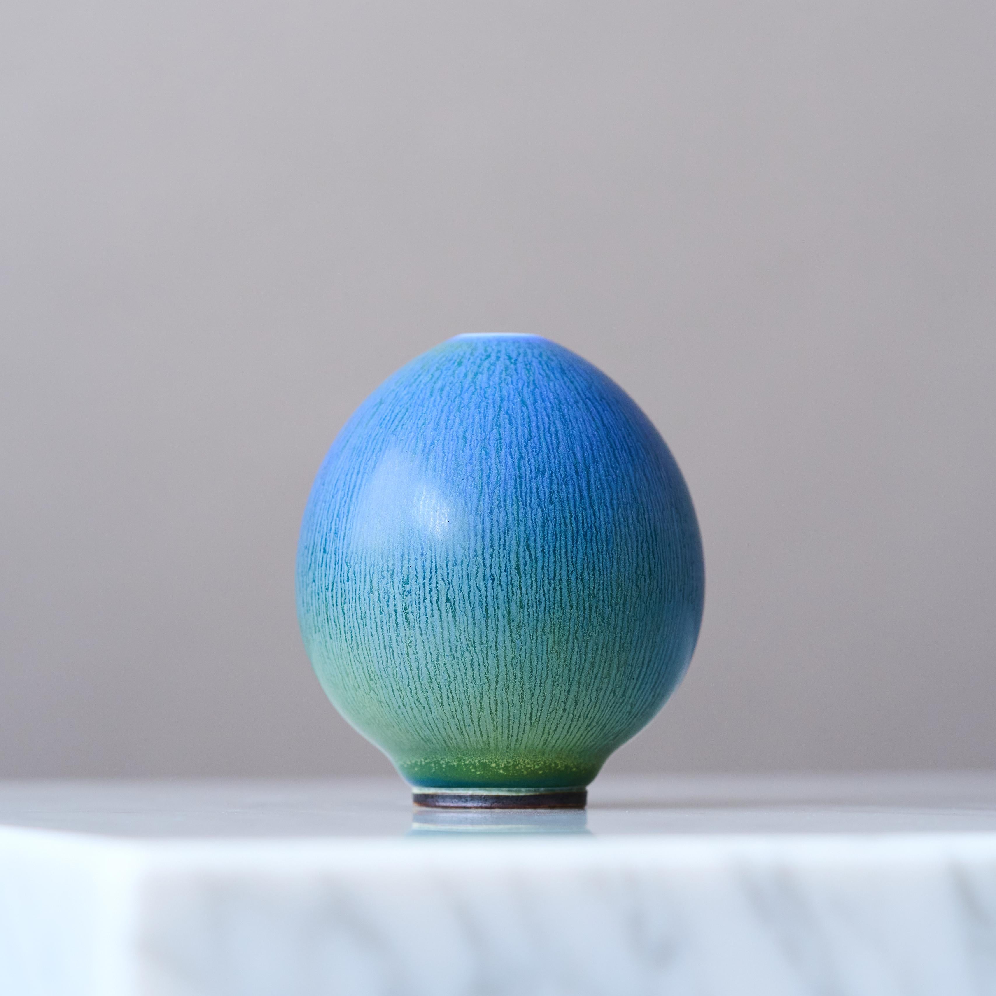 Scandinavo moderno Vaso in gres blu a forma di uovo di Berndt Friberg. Studio A, Svezia 1964 in vendita