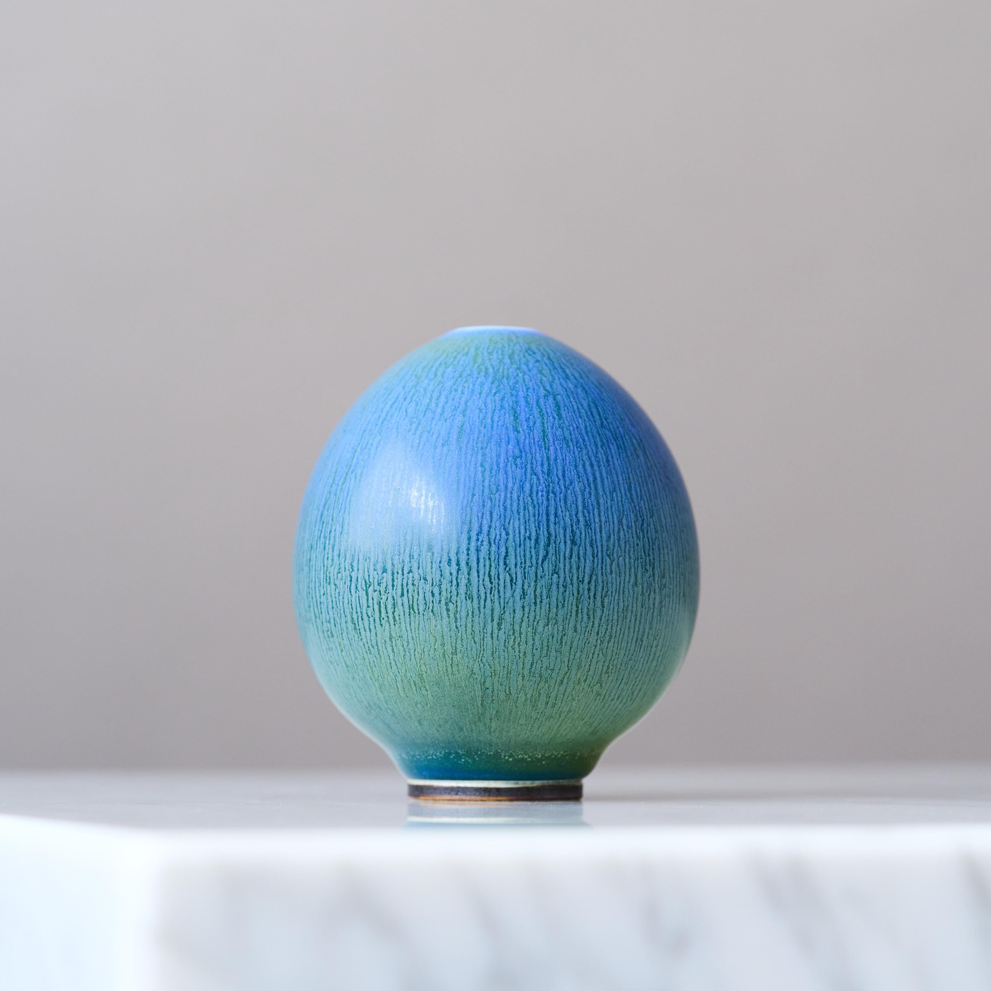 Smaltato Vaso in gres blu a forma di uovo di Berndt Friberg. Studio A, Svezia 1964 in vendita