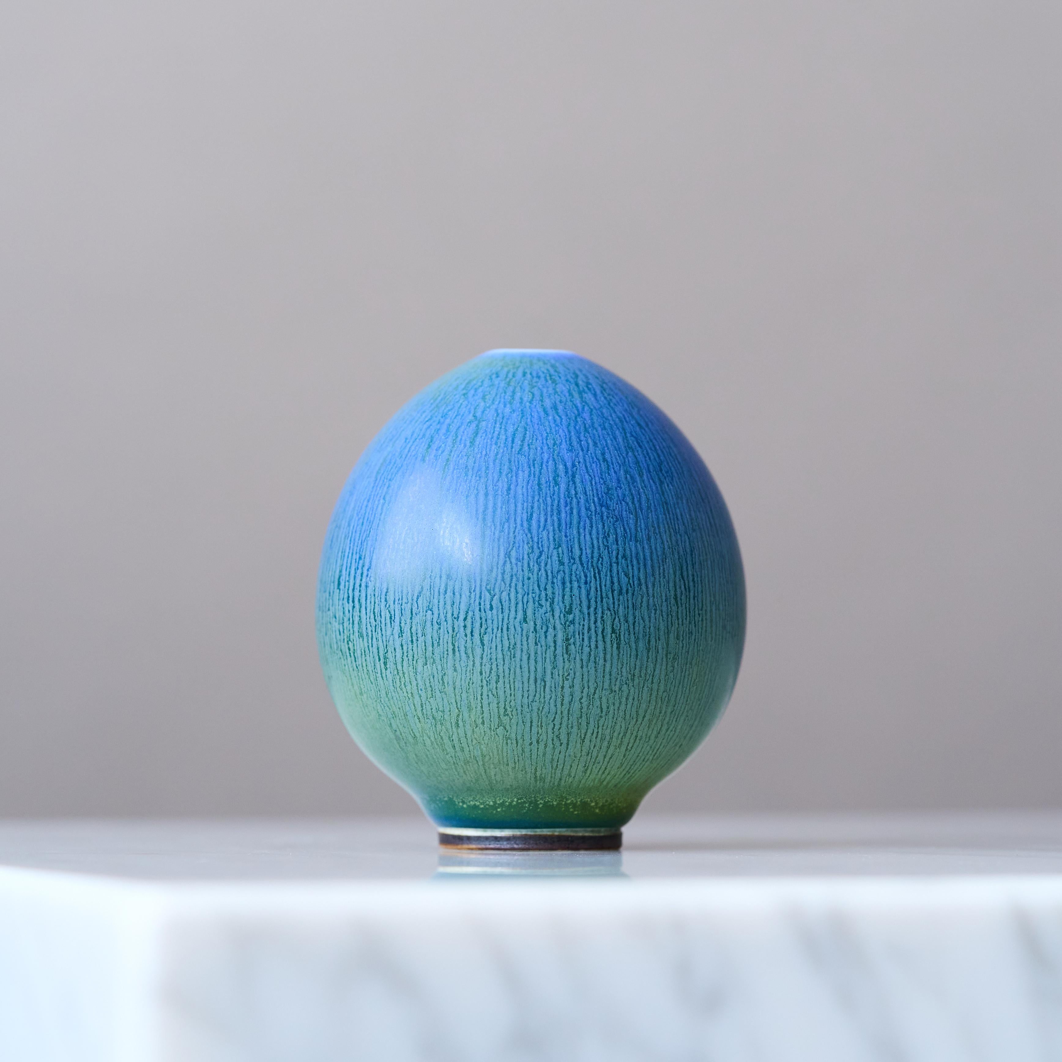 XX secolo Vaso in gres blu a forma di uovo di Berndt Friberg. Studio A, Svezia 1964 in vendita