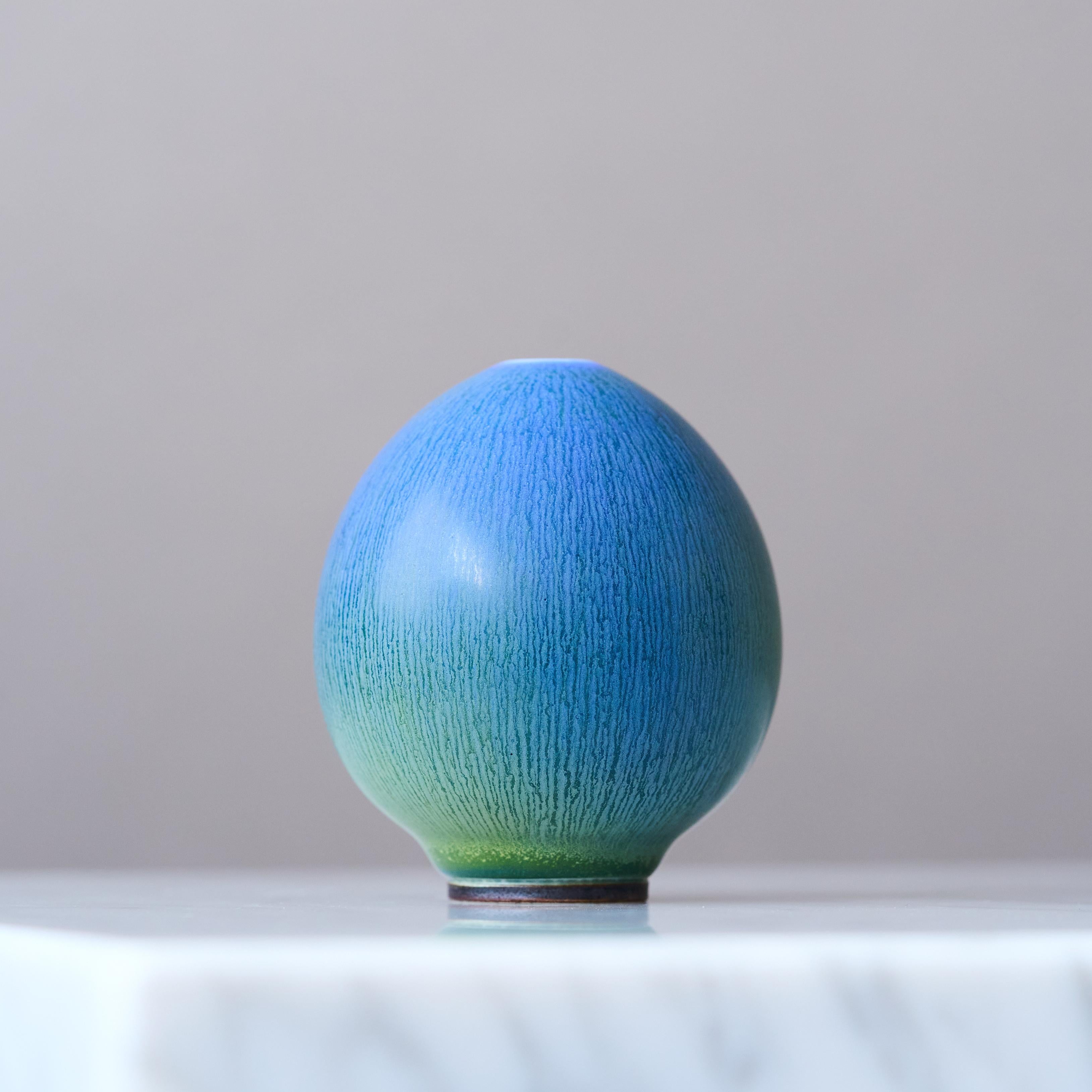 Ceramica Vaso in gres blu a forma di uovo di Berndt Friberg. Studio A, Svezia 1964 in vendita