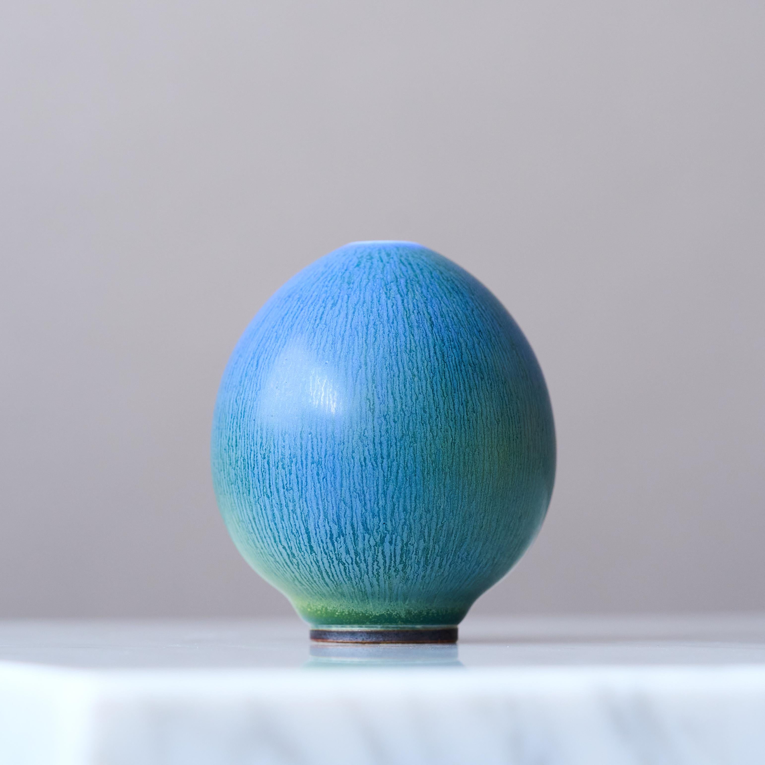 Vaso in gres blu a forma di uovo di Berndt Friberg. Studio A, Svezia 1964 in vendita 1