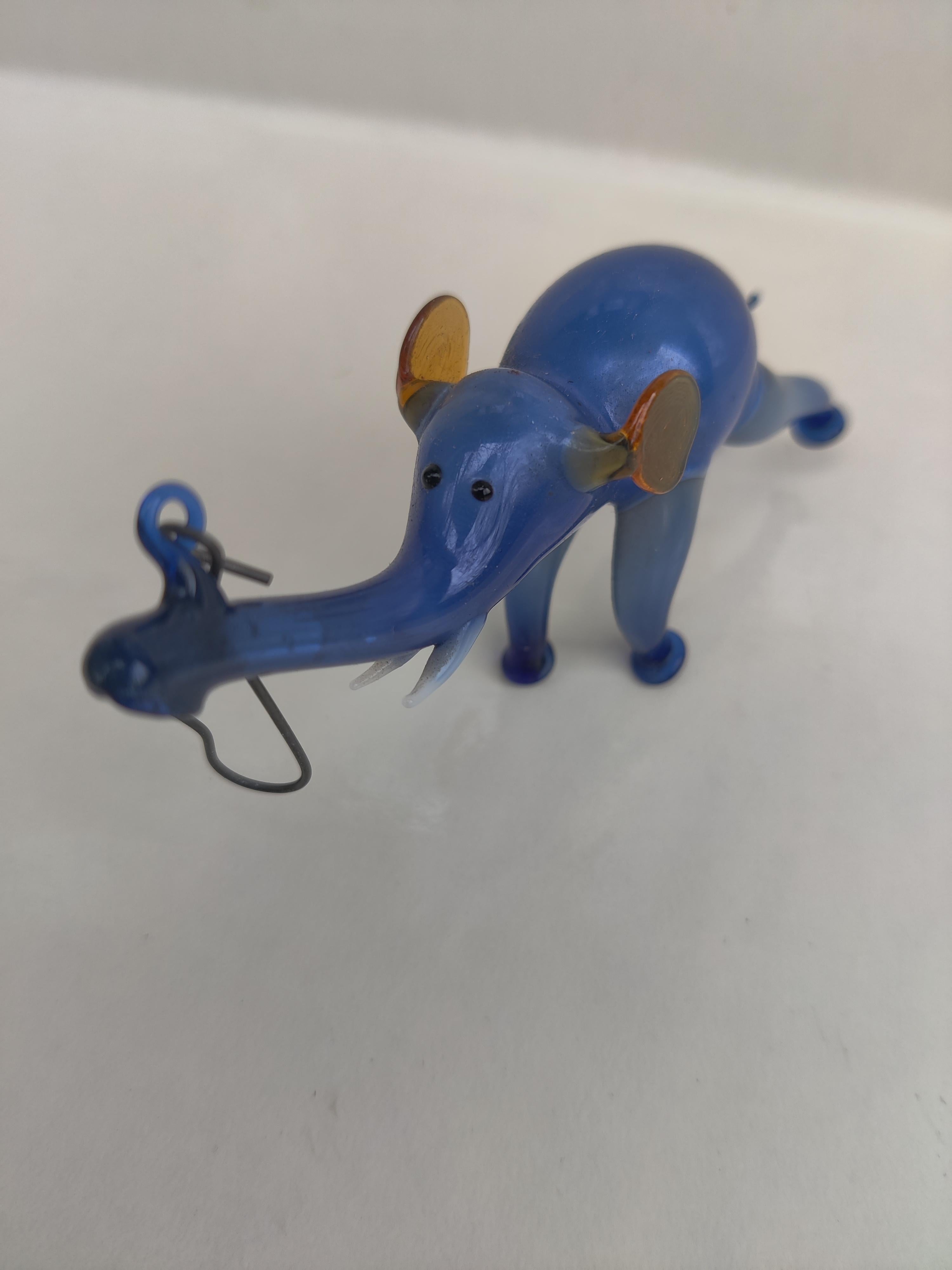 Blauer Elefant mit goldfarbenen Ohren Ornament aus geblasenem Glas
Halterung am Kofferraum für Zierhaken.