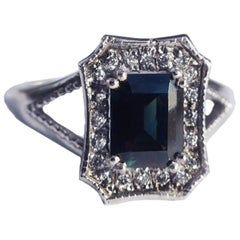 Bague en or blanc avec saphir bleu taille émeraude et diamants