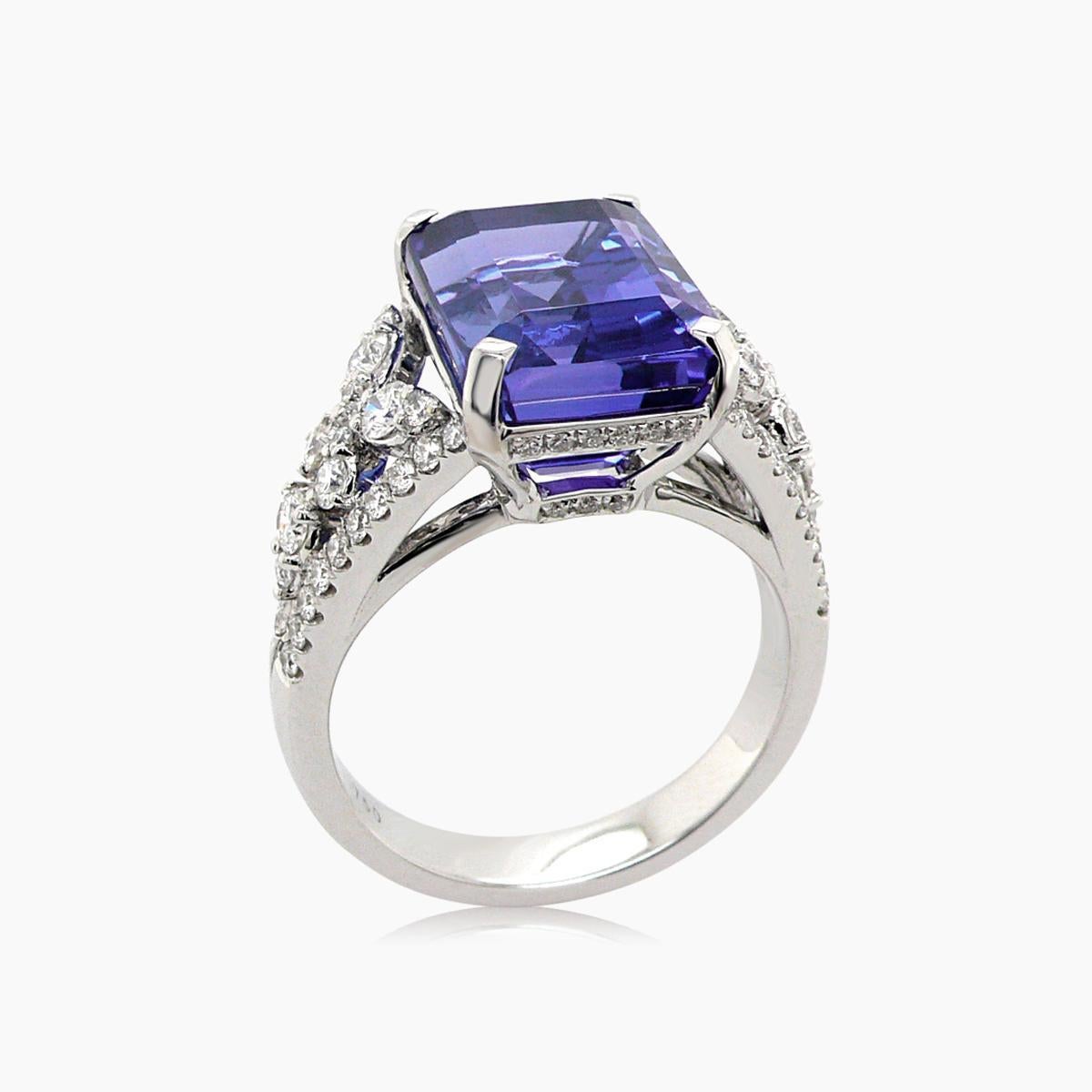 Taglio misto Anello con tanzanite blu taglio smeraldo e diamante bianco in oro bianco 18 carati in vendita