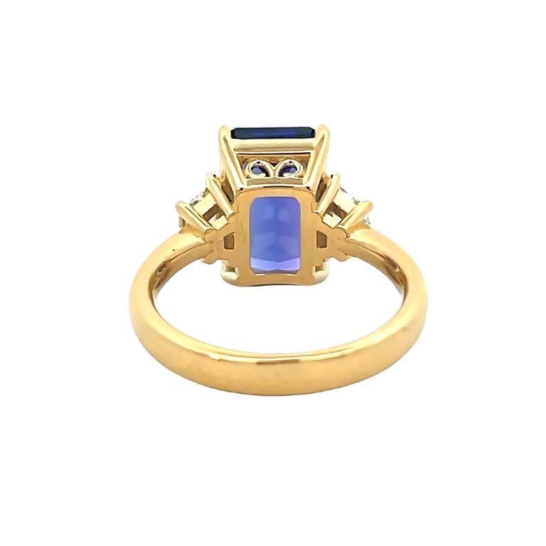 Blue Emerald Tanzanite 4.40CT & Traps White Diamonds 0.39CT Ring in 18K Gold In New Condition For Sale In New York, NY