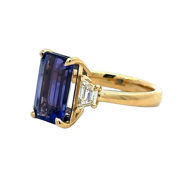 Women's Blue Emerald Tanzanite 4.40CT & Traps White Diamonds 0.39CT Ring in 18K Gold For Sale