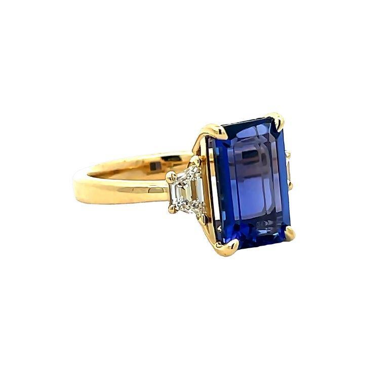 Blue Emerald Tanzanite 4.40CT & Traps White Diamonds 0.39CT Ring in 18K Gold For Sale 1