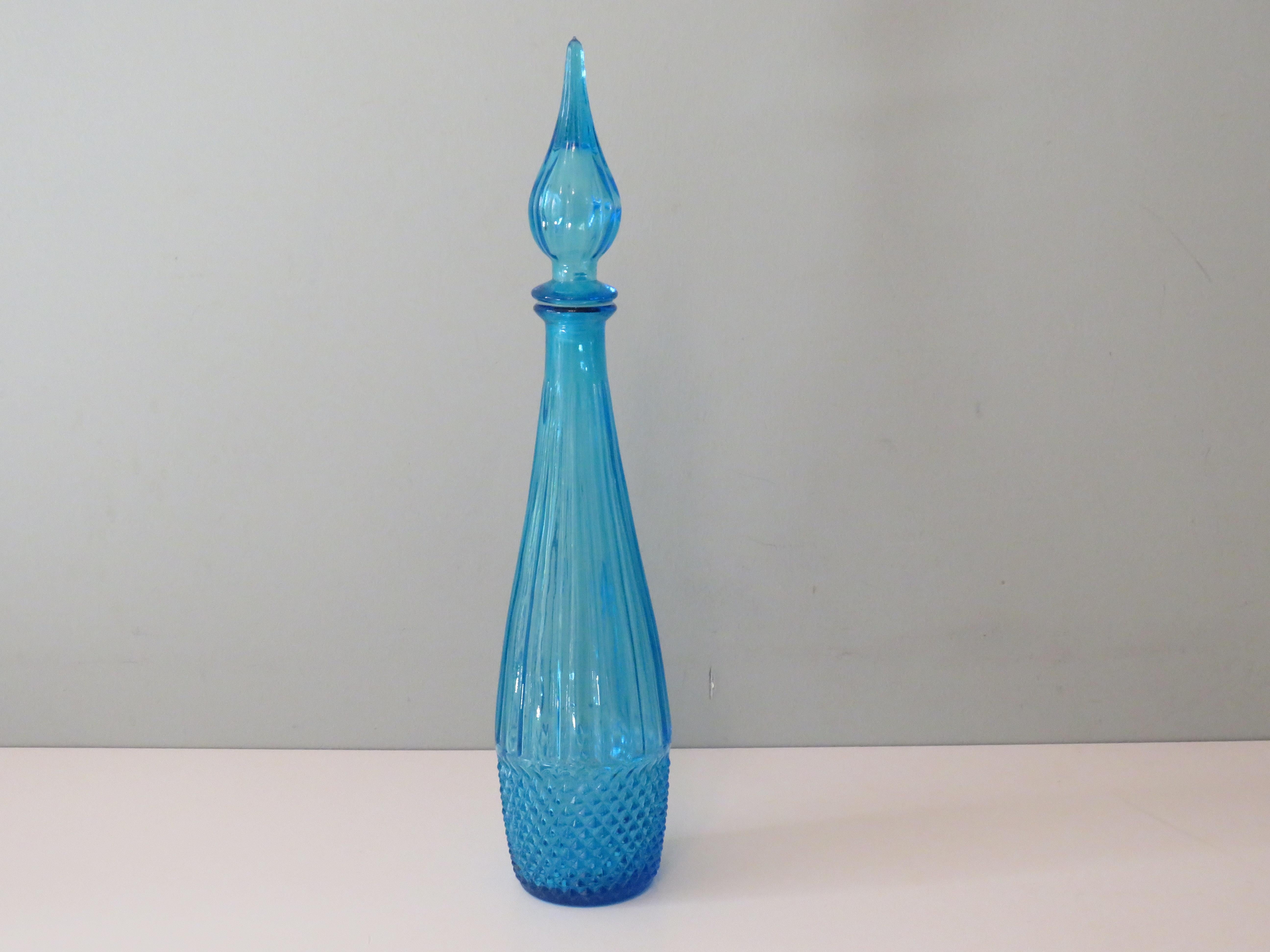Blaue Empoli-Flasche mit Stopfen.
Maße: Höhe: 43 cm
Durchmesser unten: 7 cm
Die Flasche ist etikettiert und in gutem Zustand.