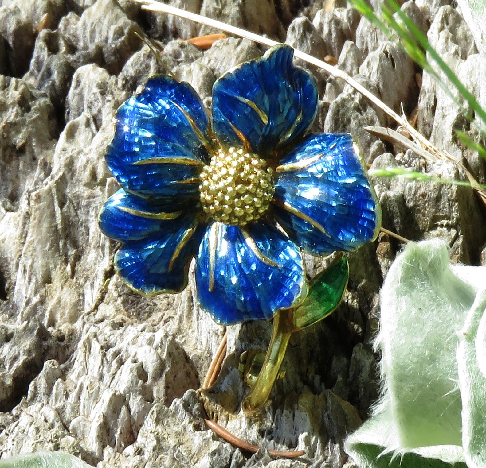 Blue Enamel 18 Karat Yellow Gold Vintage Flower Brooch Handcrafted in Italy For Sale 1