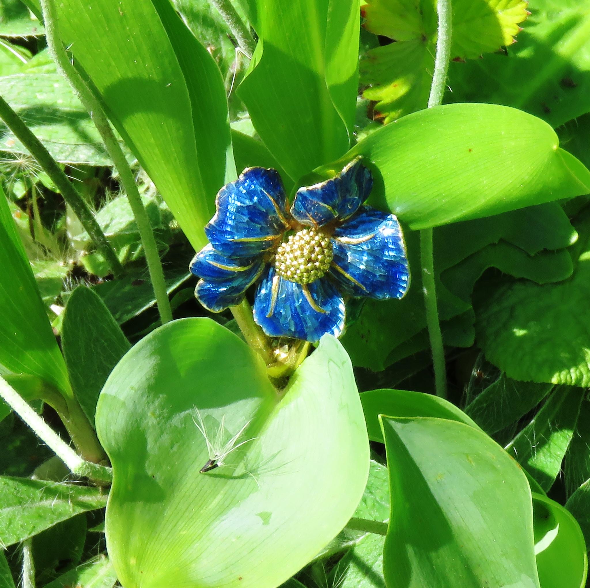 Blue Enamel 18 Karat Yellow Gold Vintage Flower Brooch Handcrafted in Italy For Sale 2