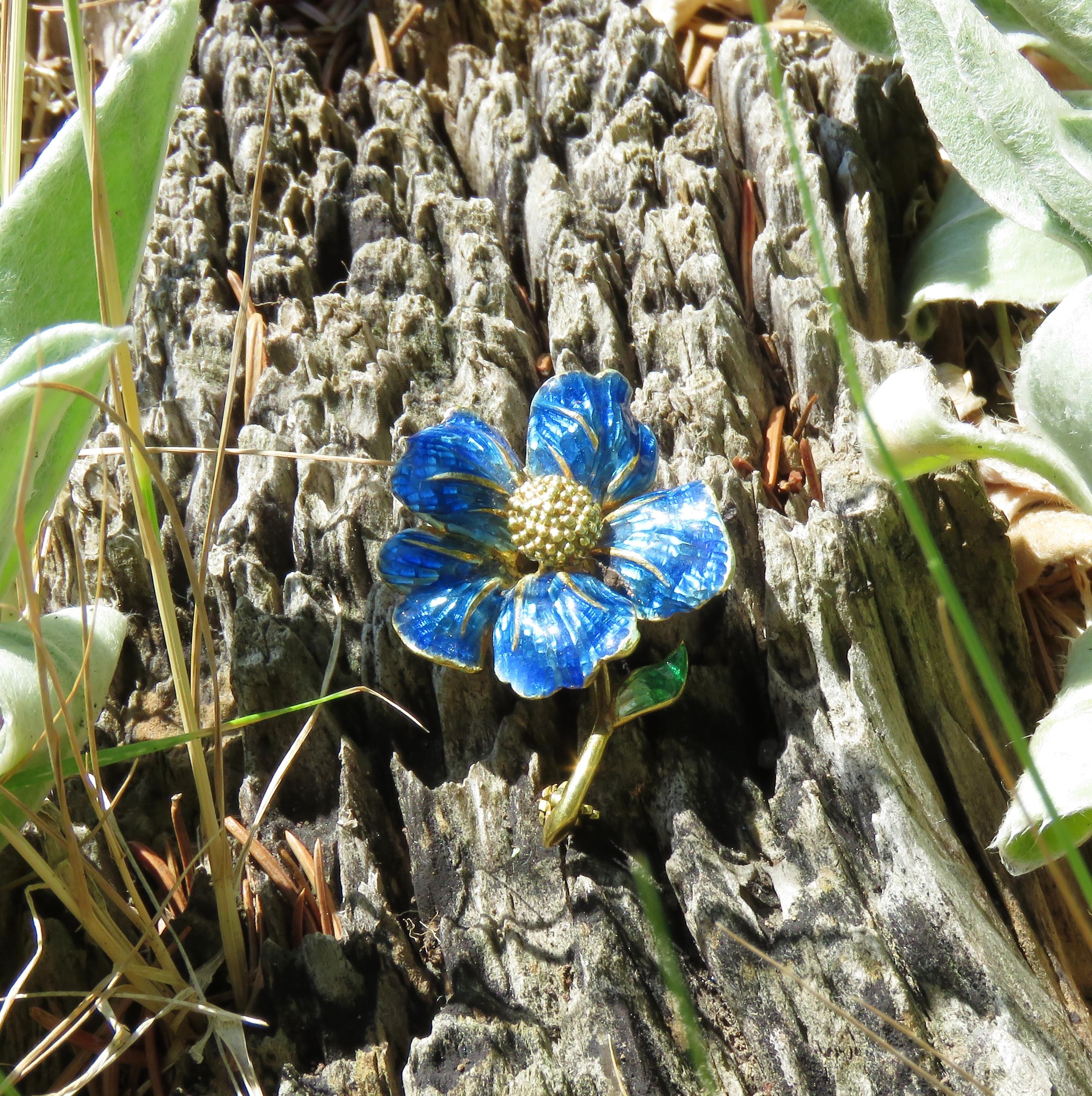 Blue Enamel 18 Karat Yellow Gold Vintage Flower Brooch Handcrafted in Italy For Sale 3