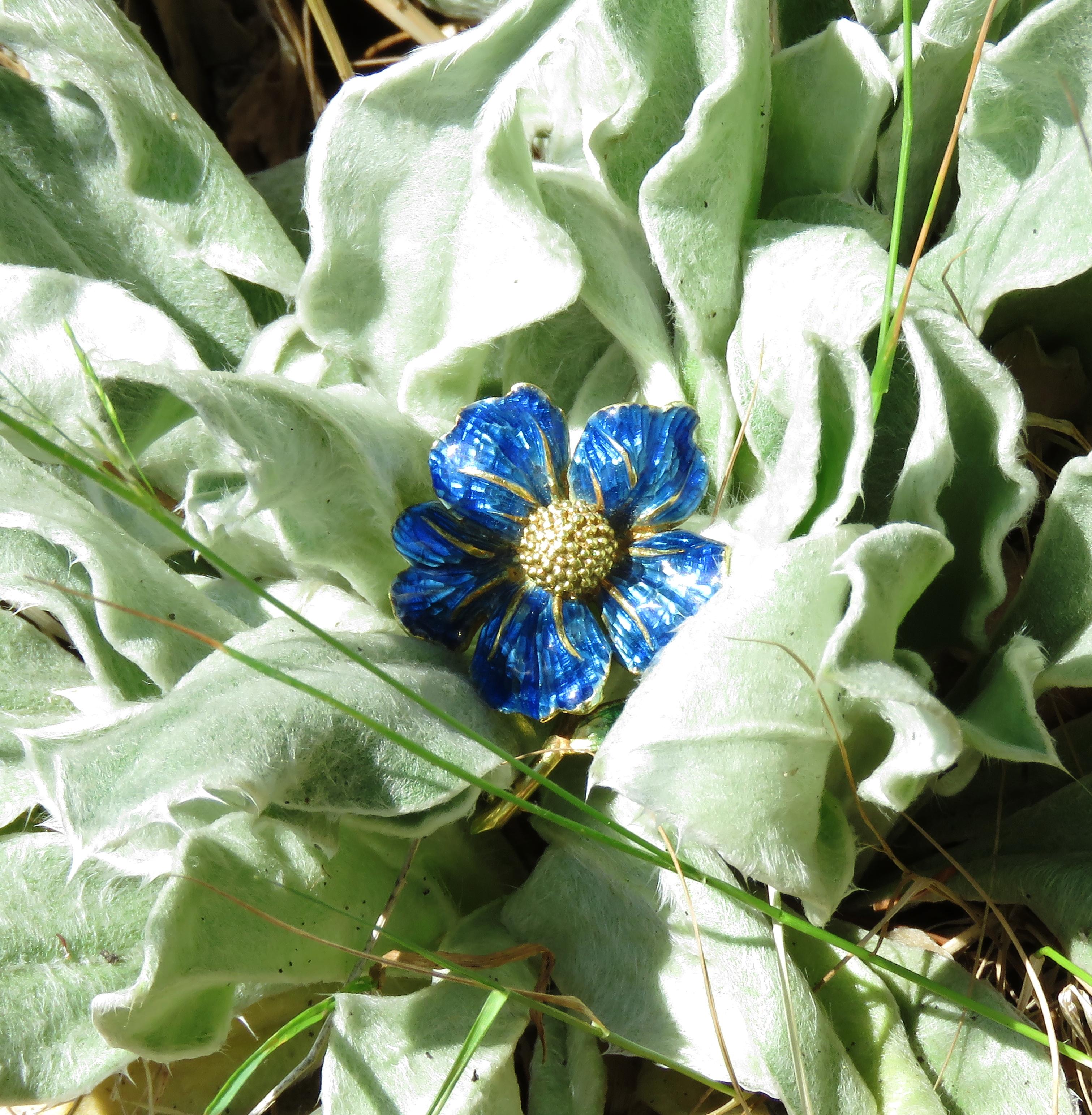 Blue Enamel 18 Karat Yellow Gold Vintage Flower Brooch Handcrafted in Italy For Sale 4