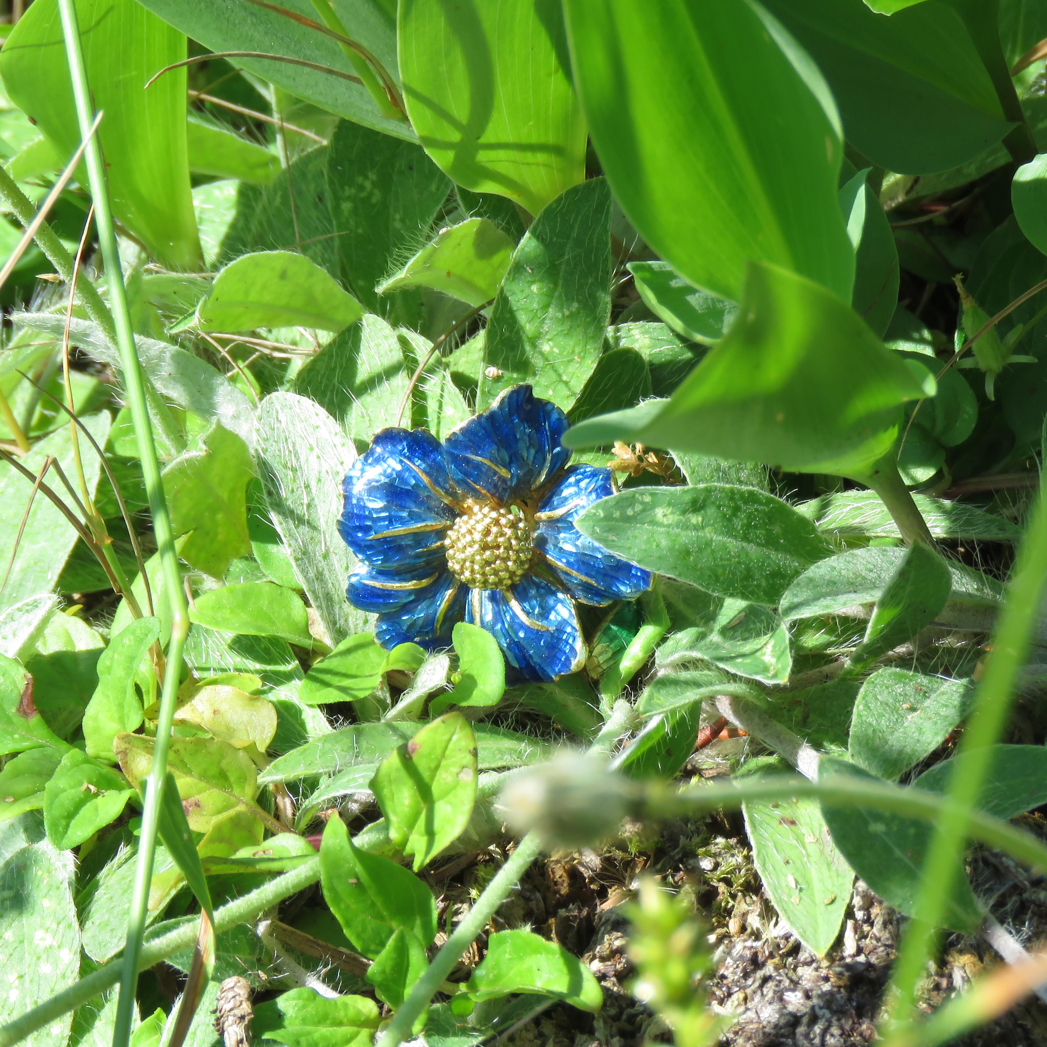 Blue Enamel 18 Karat Yellow Gold Vintage Flower Brooch Handcrafted in Italy For Sale 5