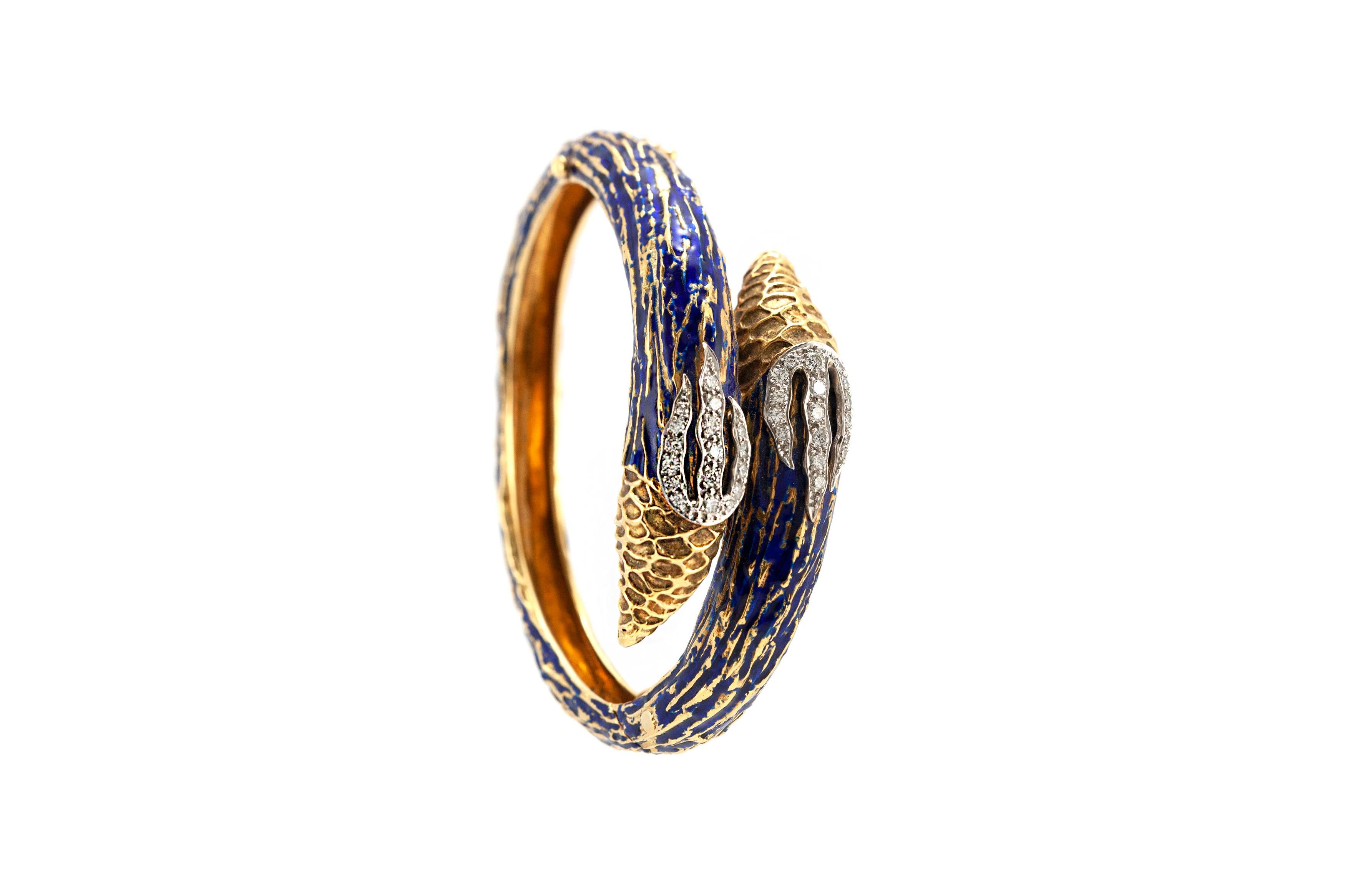 Le bracelet est finement travaillé en or jaune 18k avec des diamants pesant approximativement 1,80 carat au total et de l'émail bleu. 