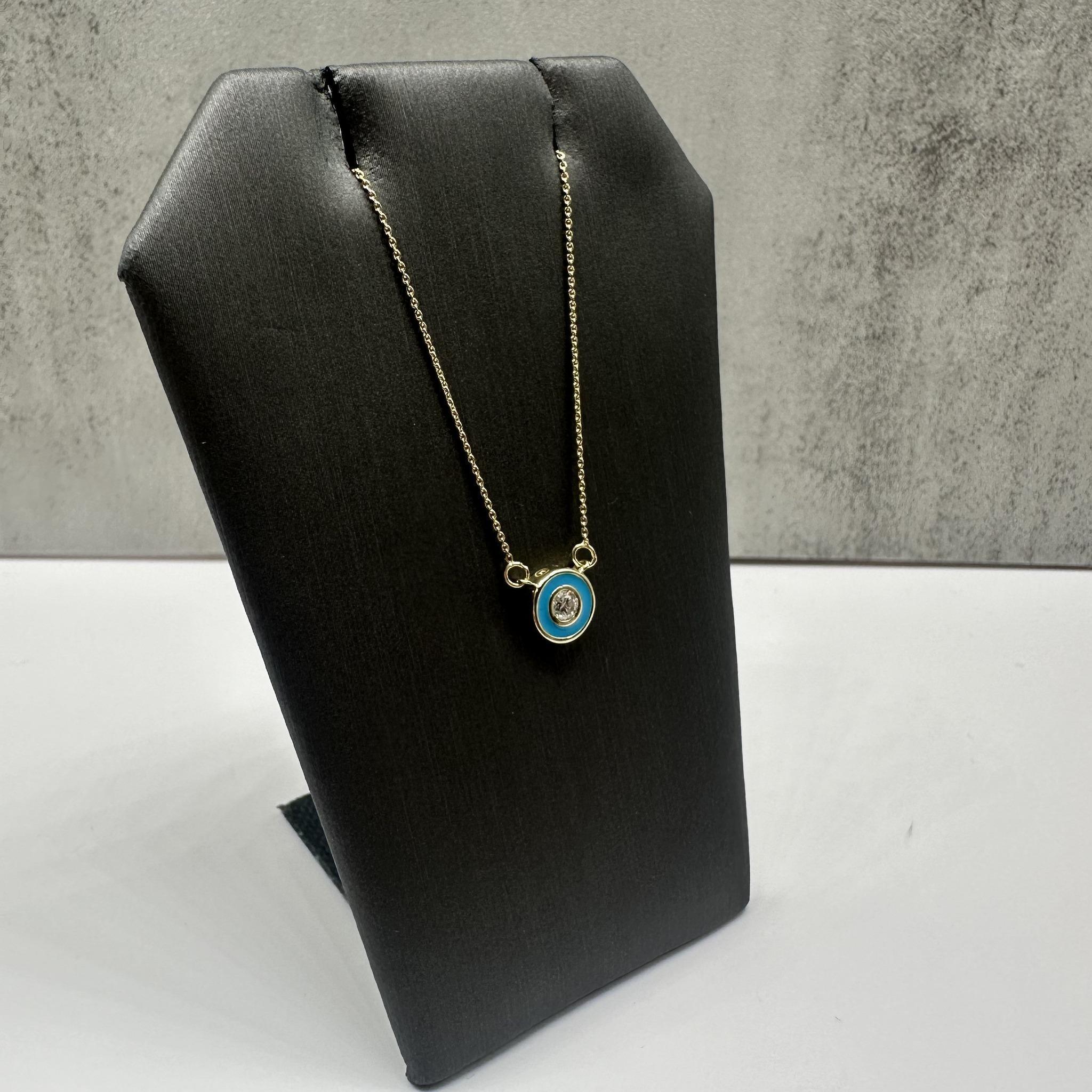 Ce superbe collier en émail bleu et diamants en or jaune 14kt est orné de 0,13ctw de diamants ronds GH SI naturels, ajoutant une touche d'éclat au design vibrant de l'émail bleu. La longueur de 18 pouces s'adapte confortablement au cou, et le