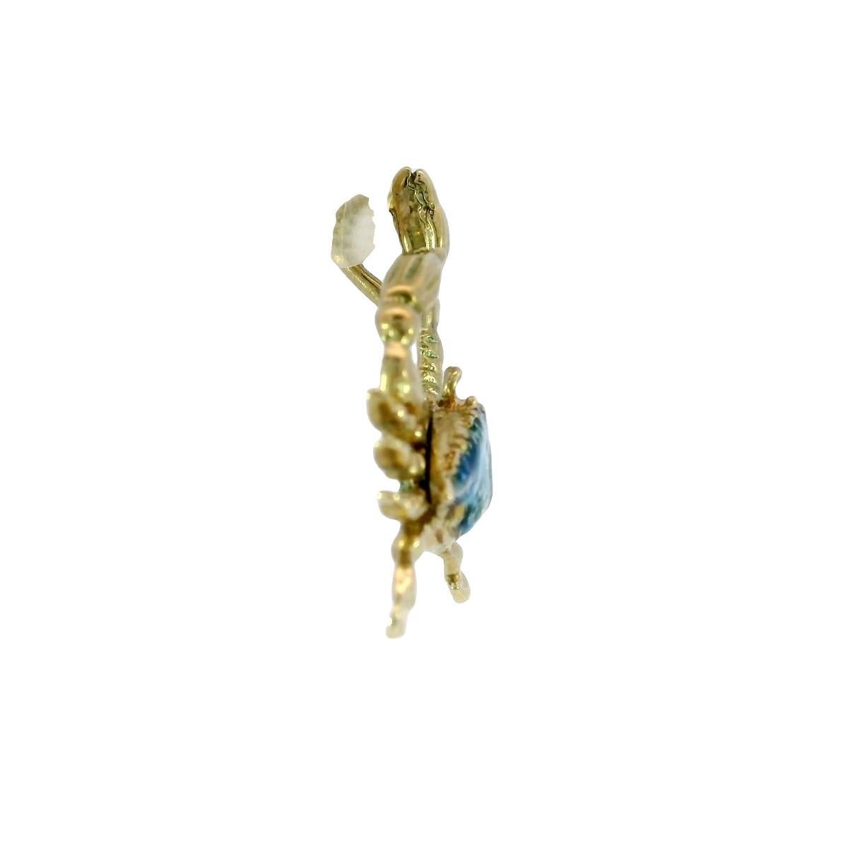 Blaue Emaille Krabbe Charm Anhänger in 14K

Diese skurrile Brosche zeigt ein detailliertes Krabbendesign mit einem leuchtend blauen Emaillekörper und goldfarbenen Krallen und Beinen. Der spielerische Kontrast zwischen dem tiefen Blau und dem warmen