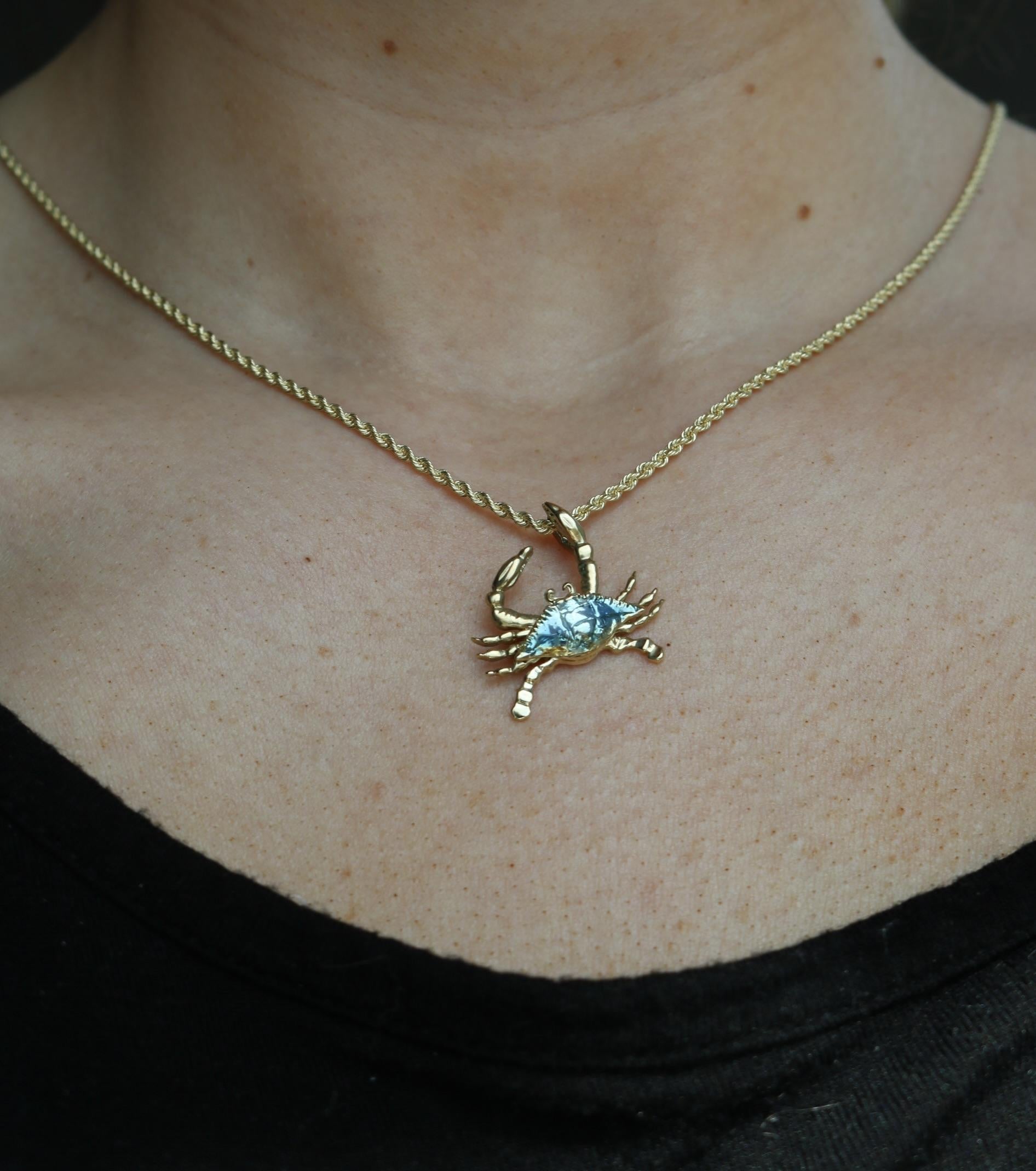 Blauer Emaille-Crab Charm-Anhänger 14K Gelbgold im Angebot 1