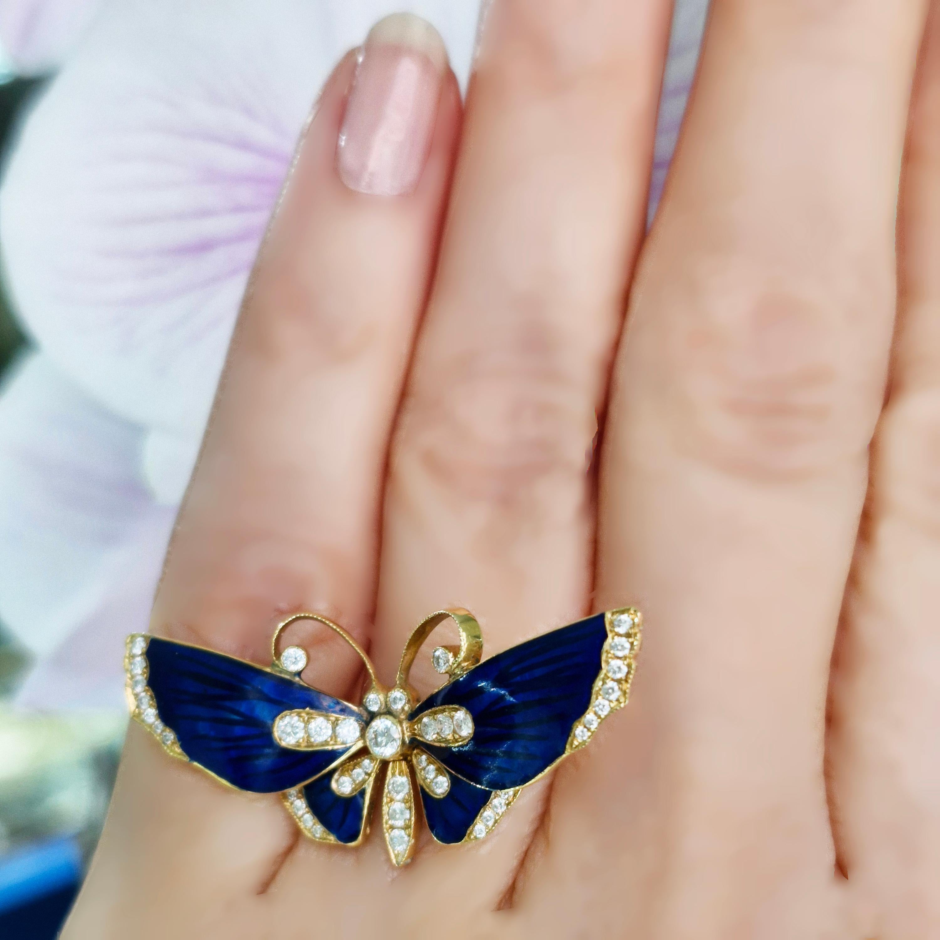 Anello con farfalla di Moira, con ali in smalto basse taille blu scuro, con un totale di 0,39 carati di diamanti rotondi taglio brillante nei bordi e nei centri delle ali, della testa e dell'addome, montato in oro, con gambo liscio e lucido.

La