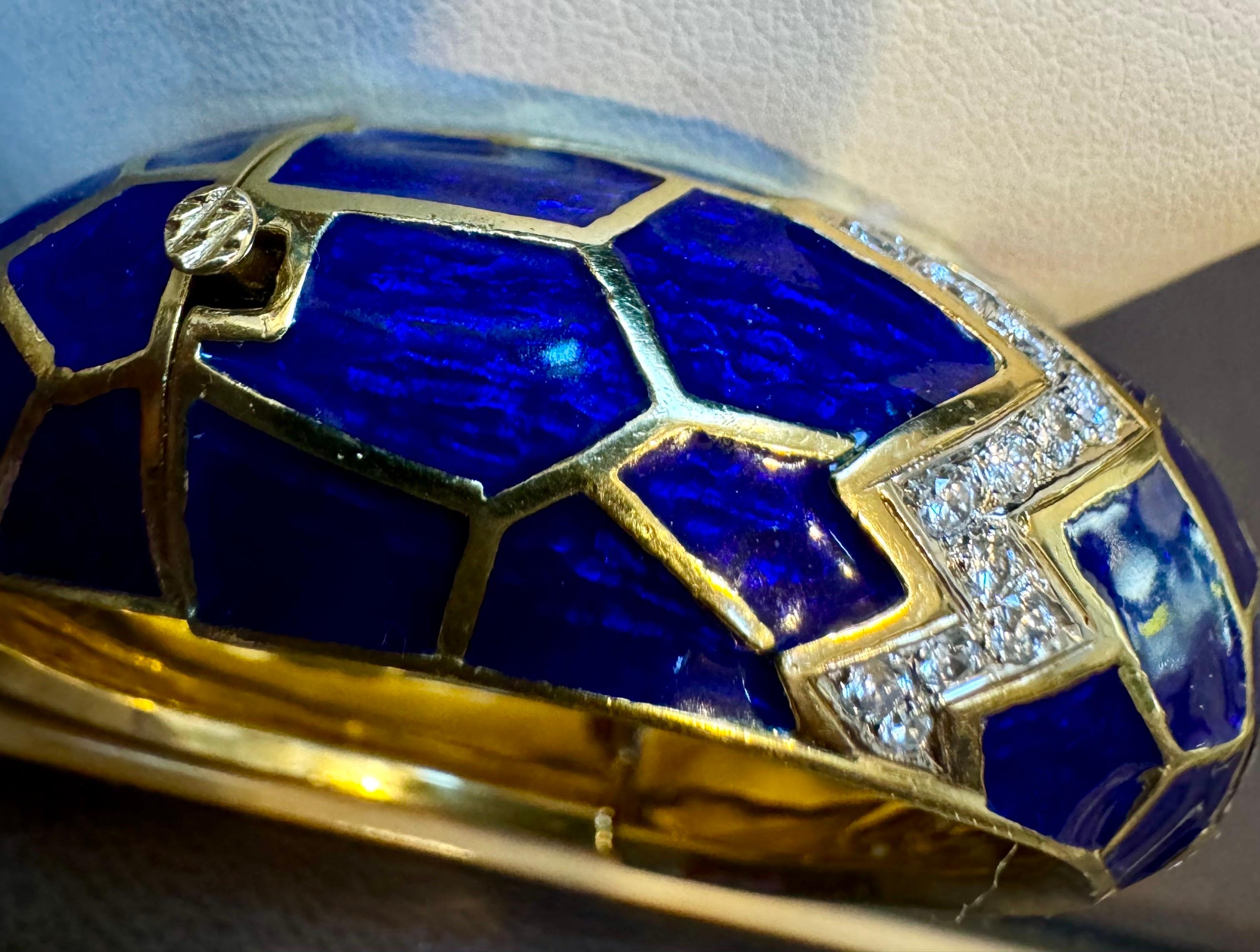 Bracelet vintage en émail bleu et diamants en or jaune 18 carats 80 gm
Il est doté d'un bracelet  Bracelet en or jaune 18 carats 
S'ouvre d'un côté avec un fermoir et un dispositif de sécurité
Il mesure 2,5 pouces  de l'ouverture depuis l'intérieur