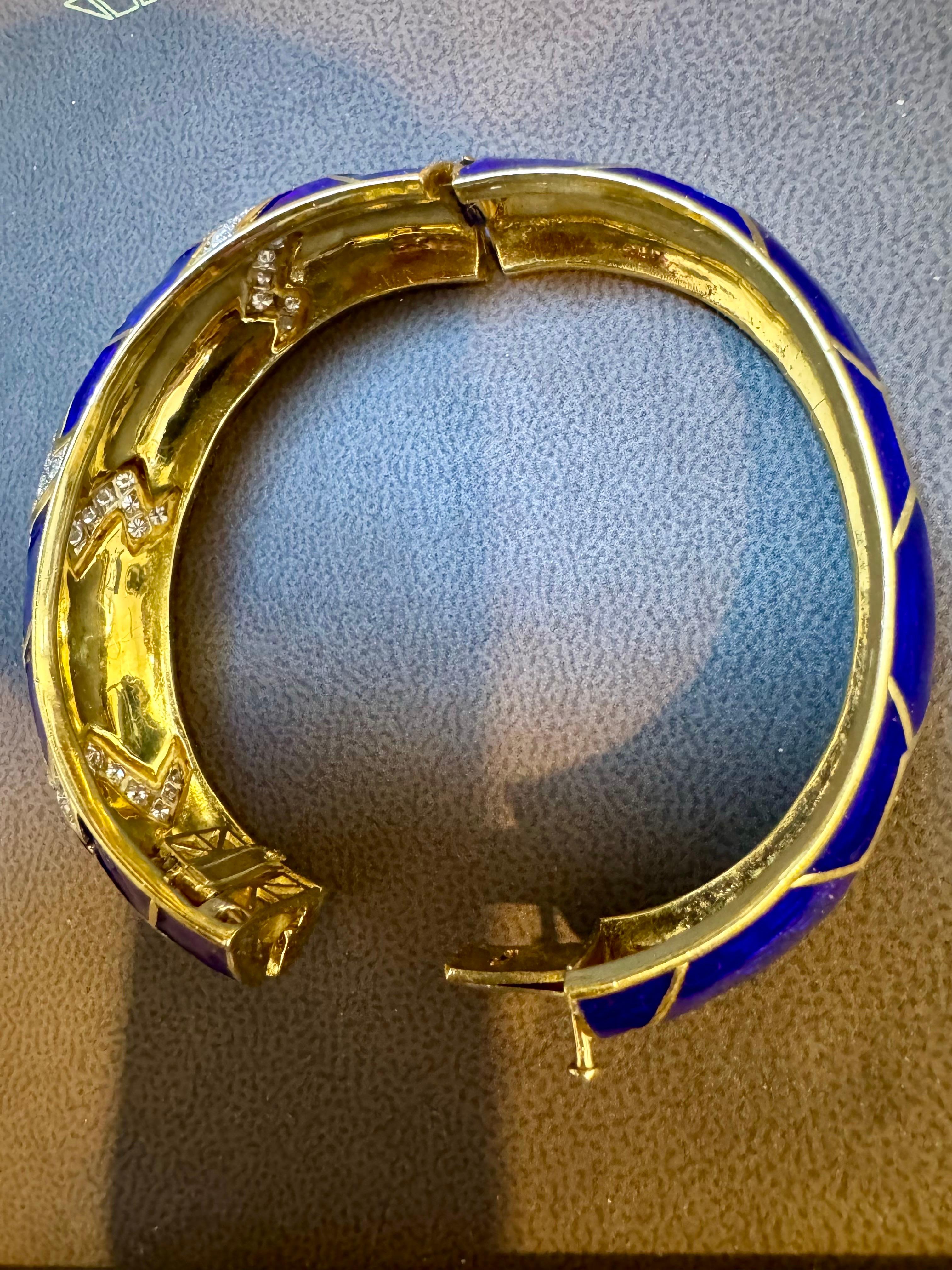 Bracelet jonc / bracelet en or jaune 18 carats, émail bleu et diamants 80 grammes Excellent état - En vente à New York, NY