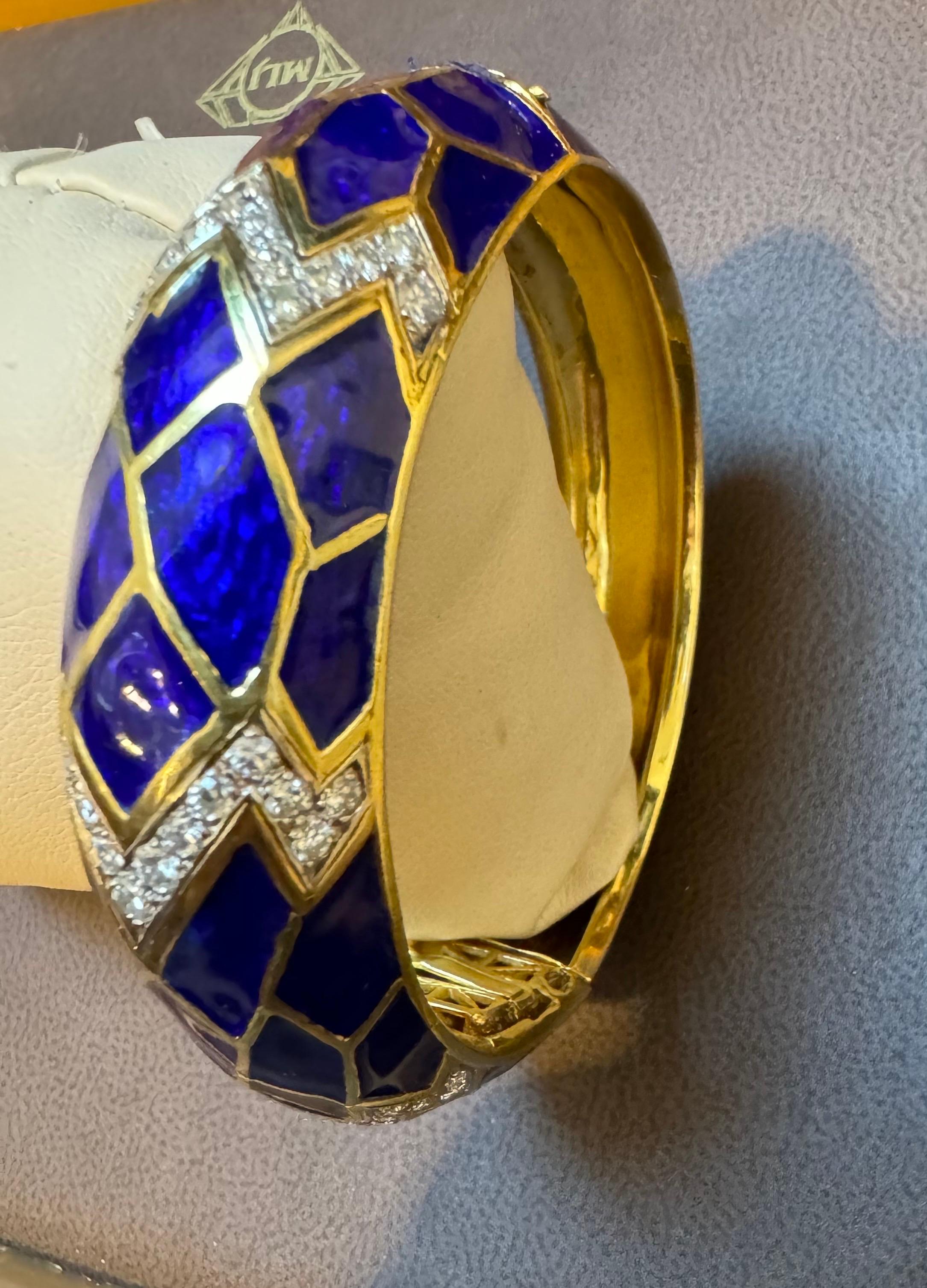 Bracelet jonc / bracelet en or jaune 18 carats, émail bleu et diamants 80 grammes Pour femmes en vente