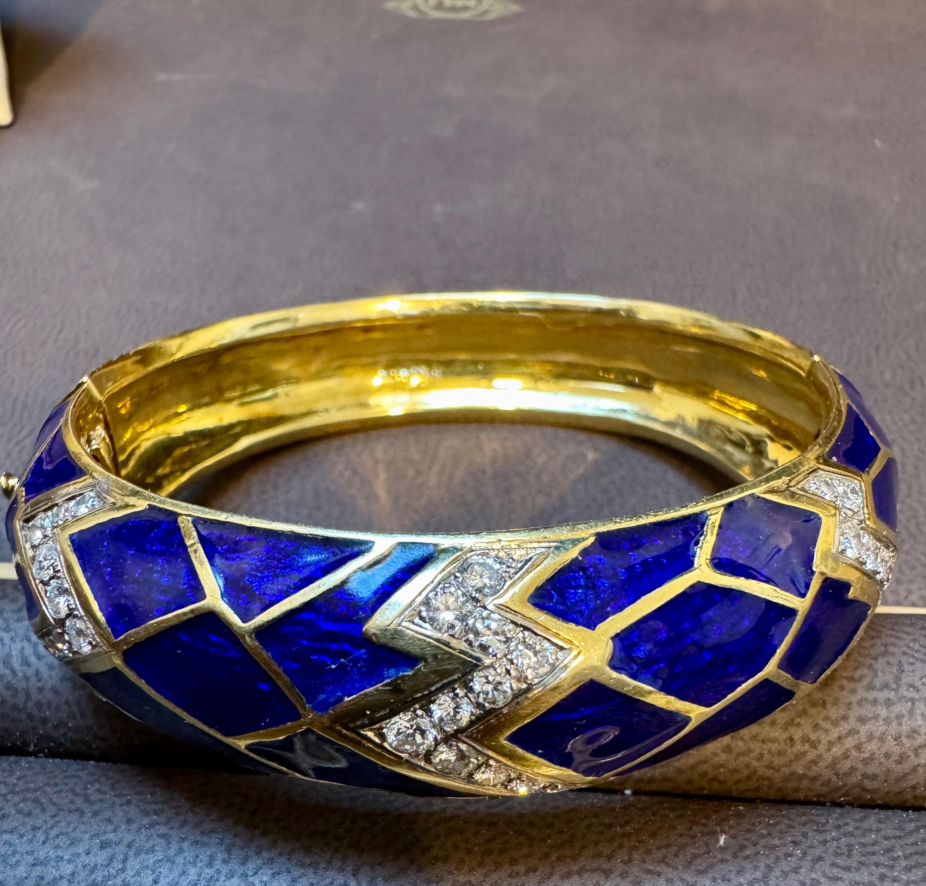 Bracelet jonc / bracelet en or jaune 18 carats, émail bleu et diamants 80 grammes en vente 4