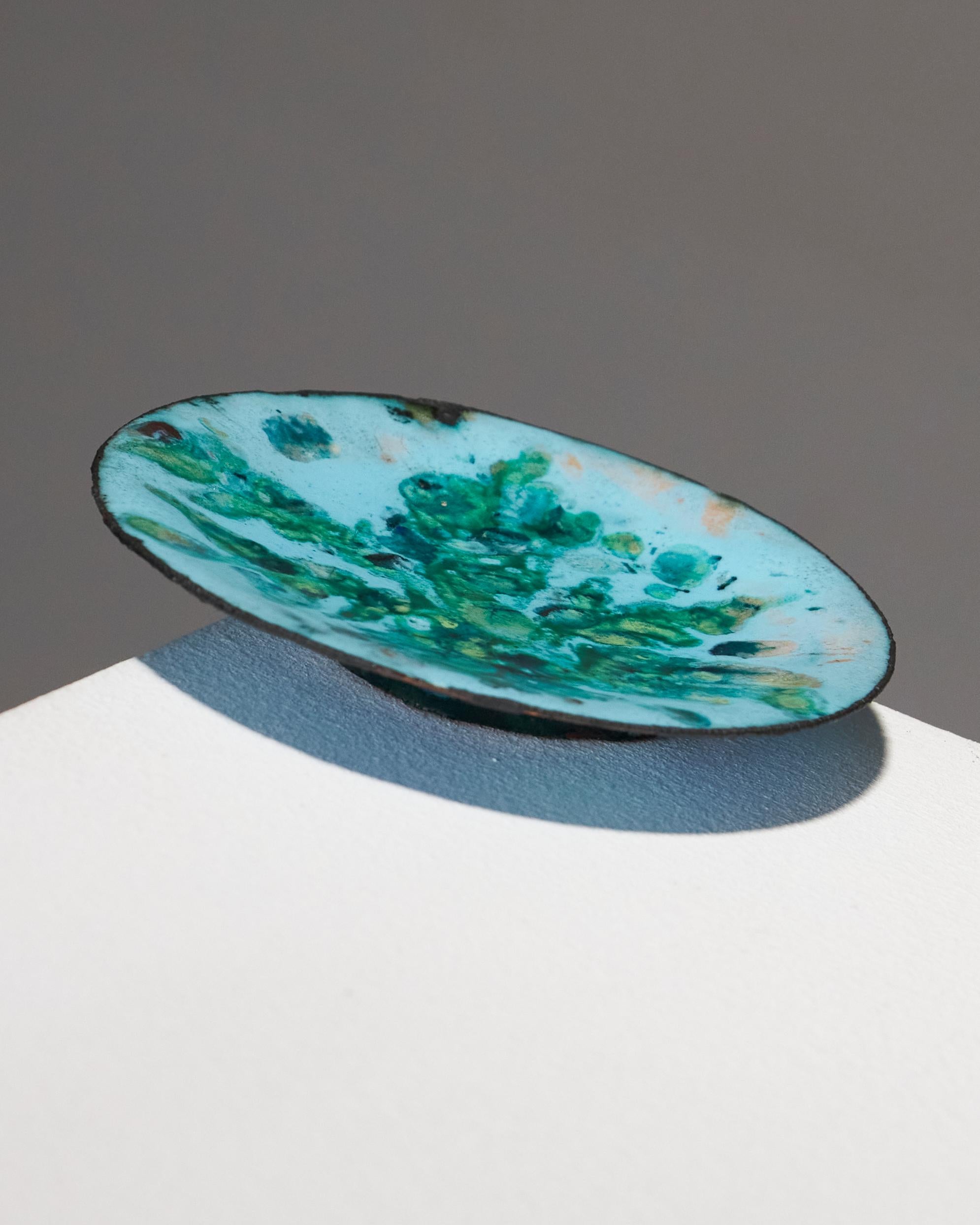 Plat en émail bleu, Geneviève Martineau-Dausset, années 1950 Bon état à PARIS, FR