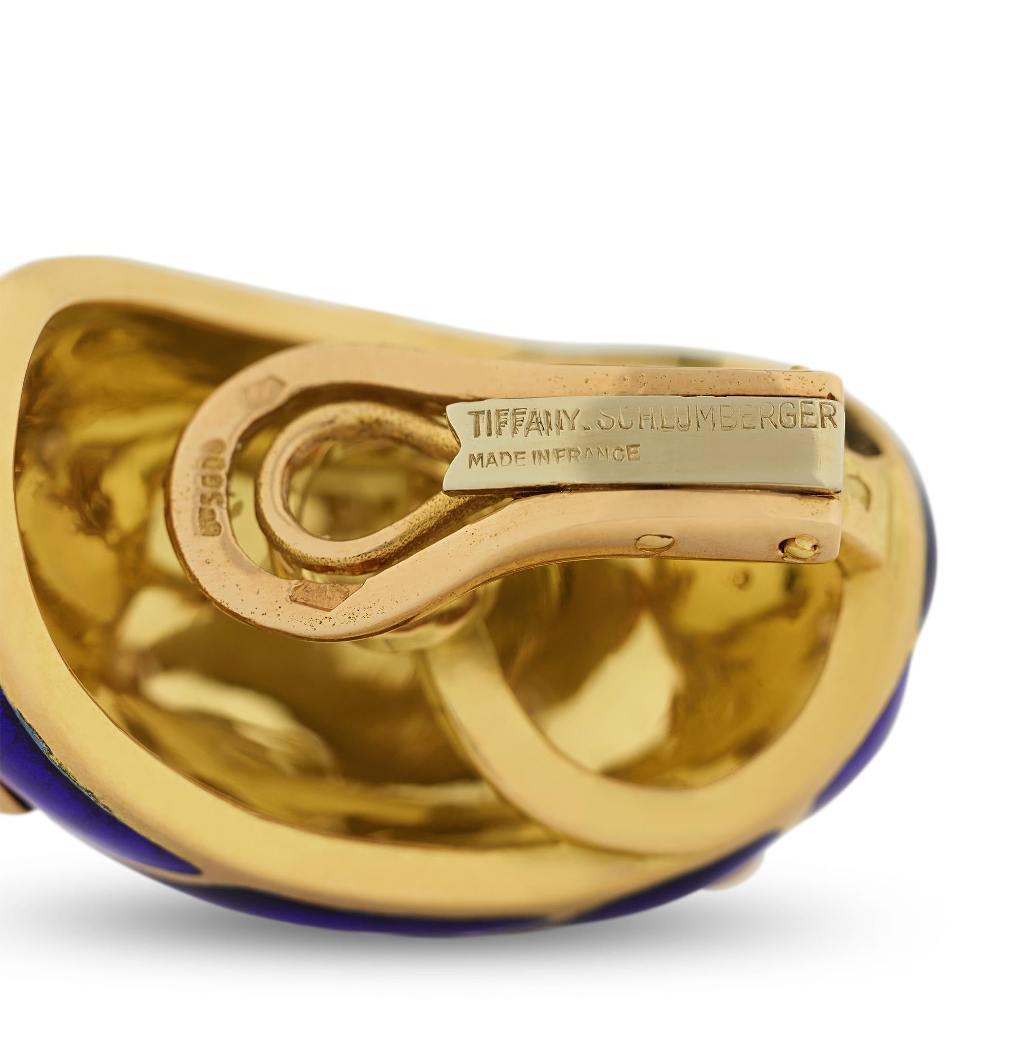 Créées par Jean Schlumberger, le légendaire créateur de bijoux de Tiffany & Co., ces chics boucles d'oreilles sont réalisées en émail bleu vibrant ponctué de bandes d'or jaune 18 carats. Schlumberger est l'un des créateurs de bijoux les plus