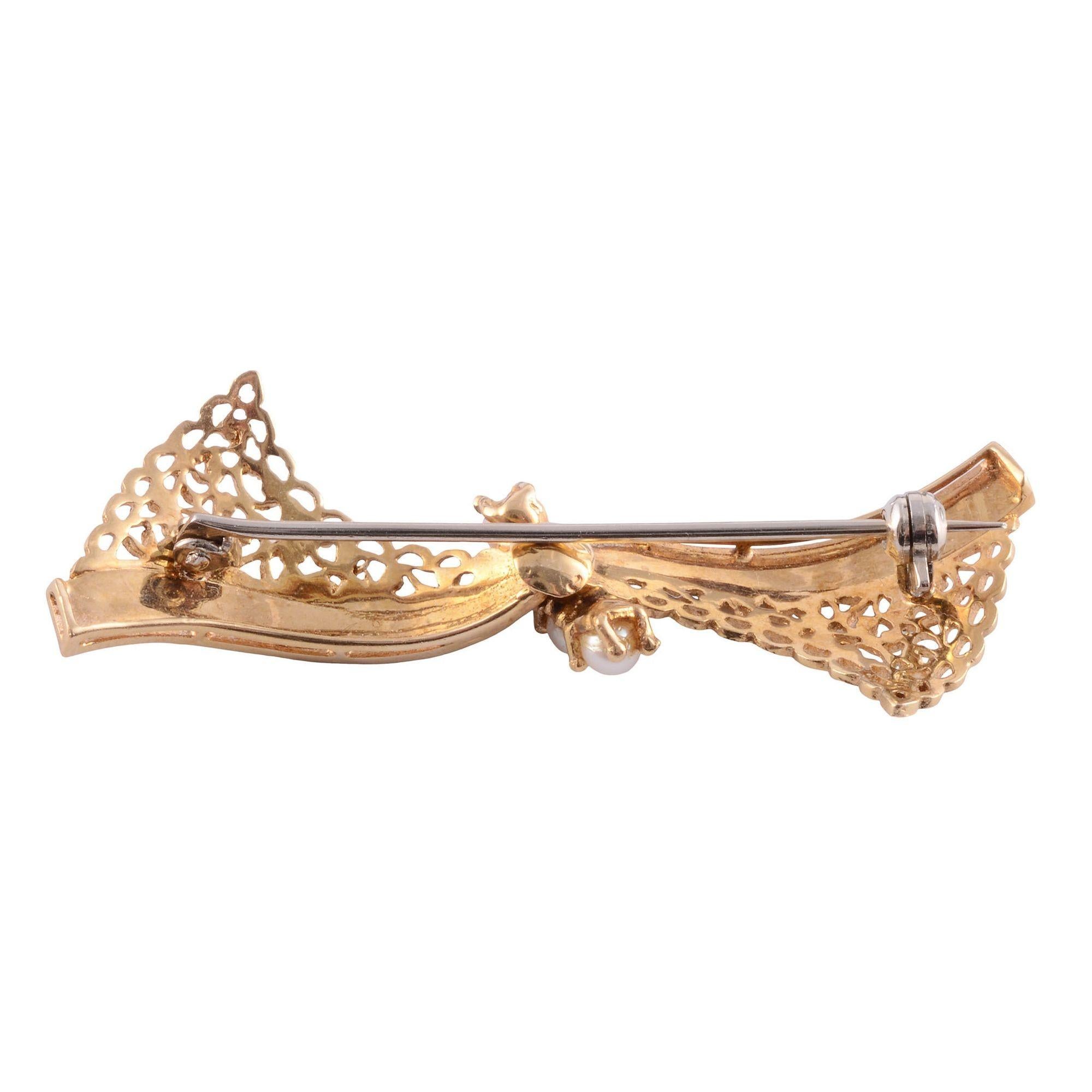 Vintage-Brosche mit blauer Emaille und Perlenschleife, ca. 1940-50. Diese geprüfte Schleifenbrosche aus 14 Karat Gold zeichnet sich durch ein offenes, filigranes Design mit vier runden weißen Perlen und einem dunkelblauen, emaillierten Rand aus.