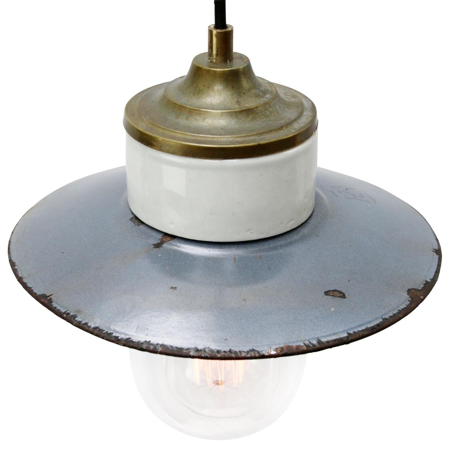 Porcelain Industrial hanging lamp.
Blue porcelain, brass and clear glass.
Enamel shade
2 conductors, no ground.

Weight: 1.40 kg / 3.1 lb

Priced per individual item. All lamps have been made suitable by international standards for