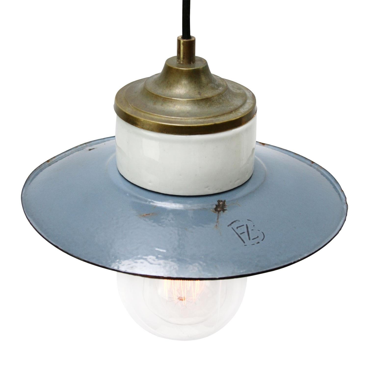 Porcelain Industrial hanging lamp.
White porcelain, brass and clear glass.
Blue greyish enamel shade.
2 Conductors, no ground.

Weight: 1.40 kg / 3.1 lb

Priced per individual item. All lamps have been made suitable by international standards