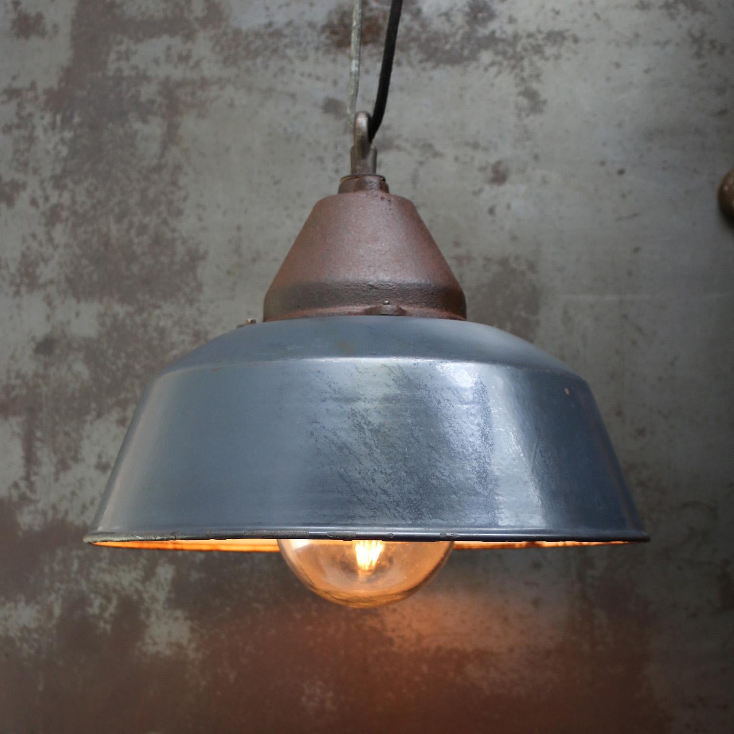 Fabrik-Hängelampe
Blau emailliertes weißes Interieur
Klarglas, Gusseisenplatte

Gewicht 5,5 kg / 12,1 lb

Der Preis gilt für jeden einzelnen Artikel. Alle Lampen sind nach internationalen Normen für Glühbirnen, energieeffiziente und LED-Lampen