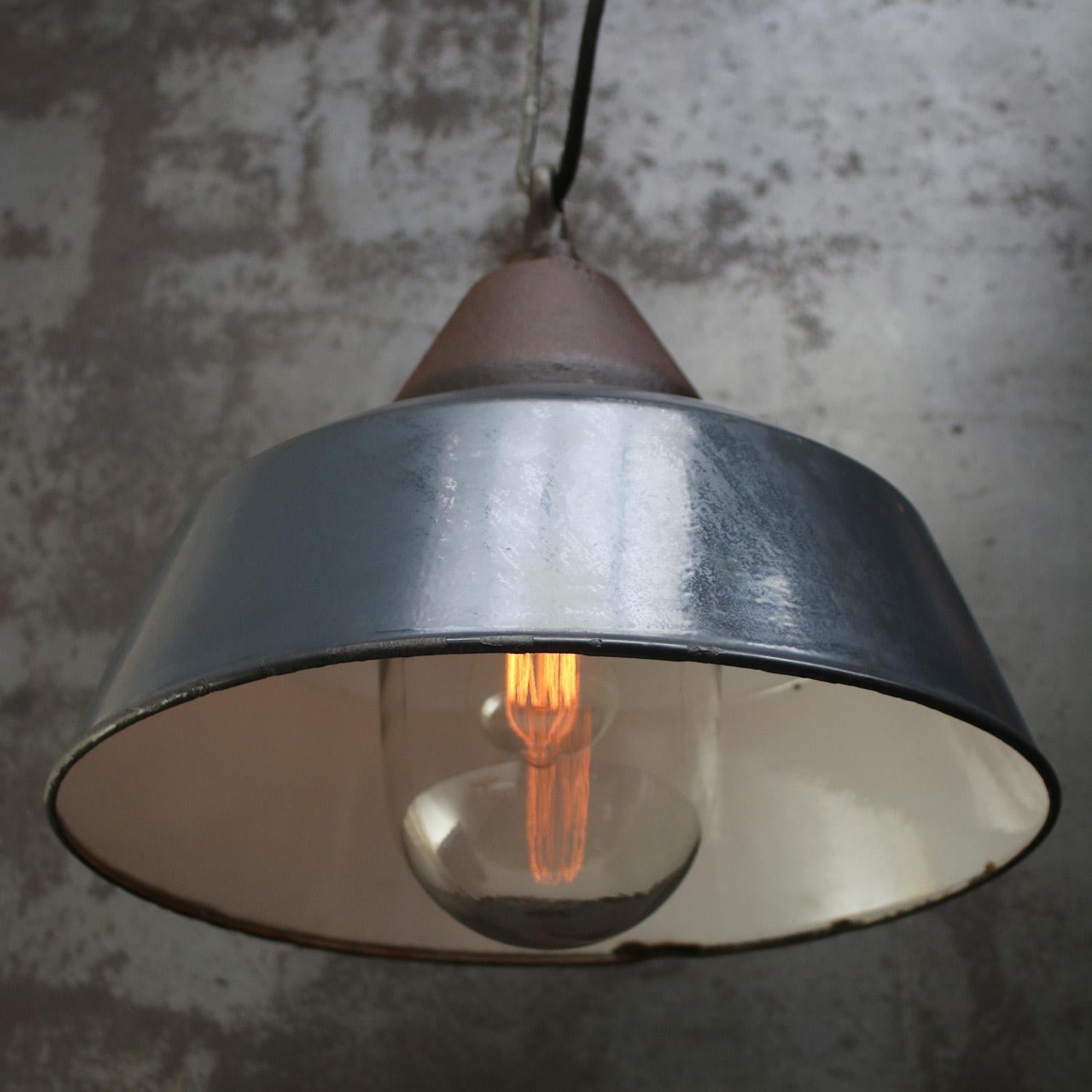 Blaue Emaille Vintage Industrie-Pendelleuchte aus Gusseisen und klarem Glas (Ungarisch) im Angebot