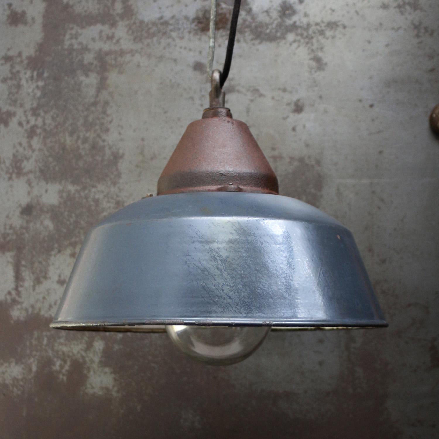 Blaue Emaille Vintage Industrie-Pendelleuchte aus Gusseisen und klarem Glas (Gegossen) im Angebot