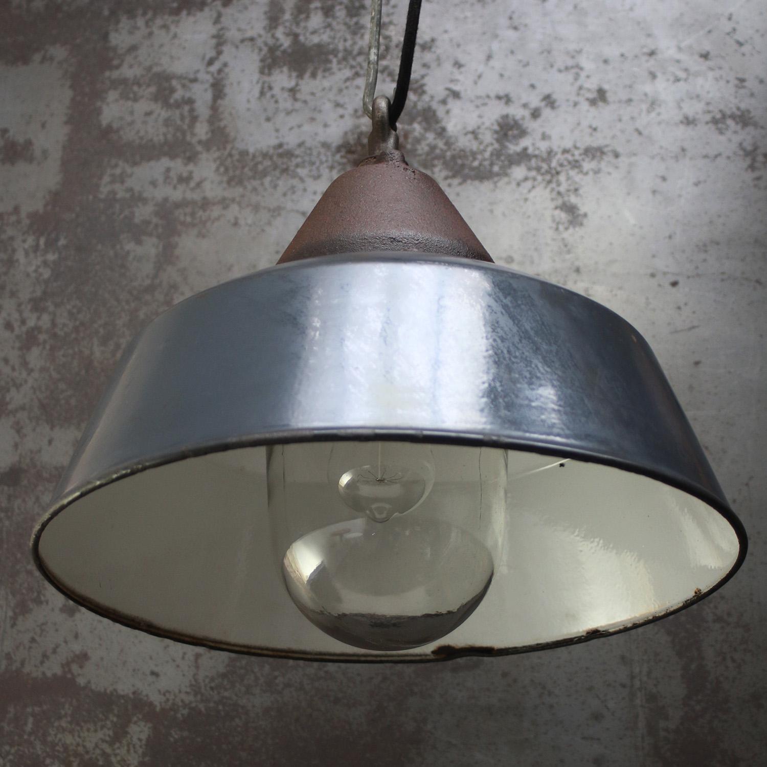 Blaue Emaille Vintage Industrie-Pendelleuchte aus Gusseisen und klarem Glas im Zustand „Gut“ im Angebot in Amsterdam, NL
