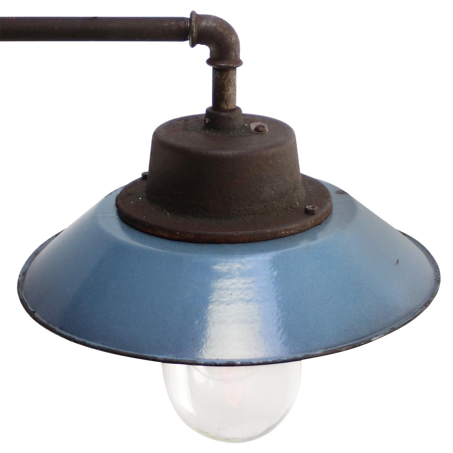 Industriel Lampe murale en fonte industrielle émaillée bleue, verre transparent Scones en vente